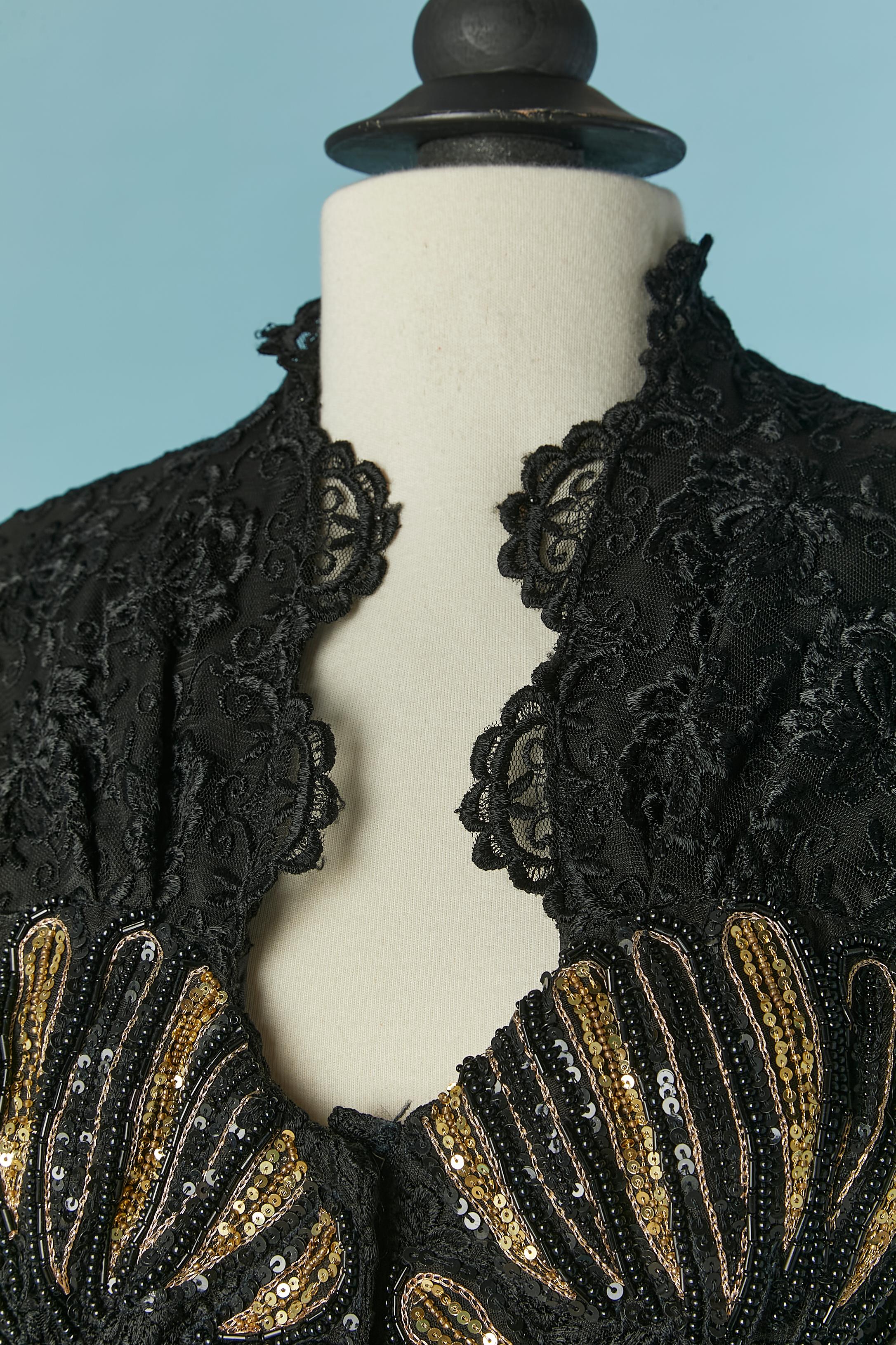 Gonna-tuta in pizzo nero con perline e paillettes sul busto. Chiusura con zip al centro della fronte. Non c'è l'etichetta della composizione del tessuto, ma probabilmente si tratta di poliestere. 
TAGLIA M (giacca) e S (gonna)

