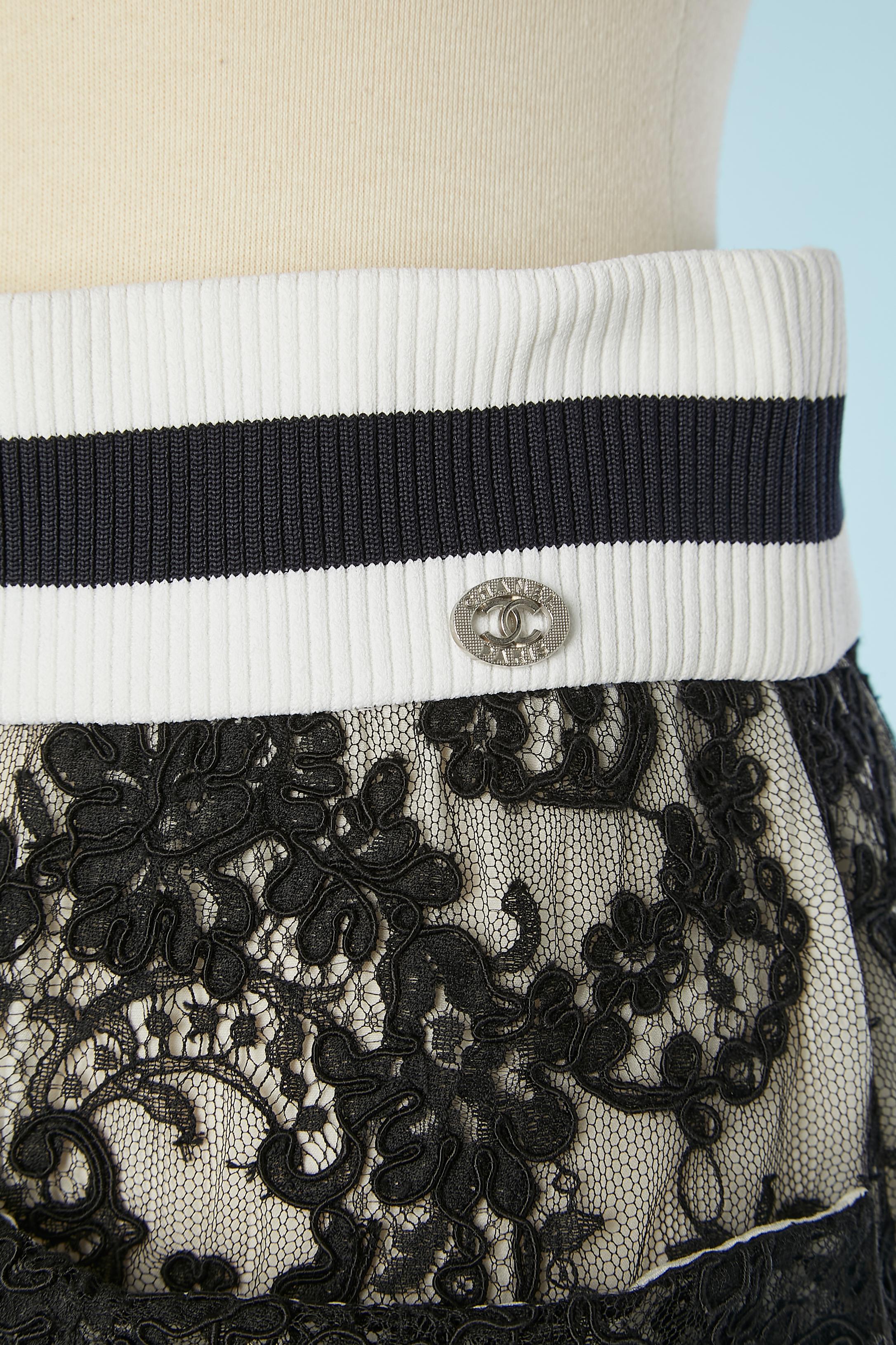Falda de encaje negro con forro blanco y cintas deportivas a rayas Chanel en Excelente estado para la venta en Saint-Ouen-Sur-Seine, FR