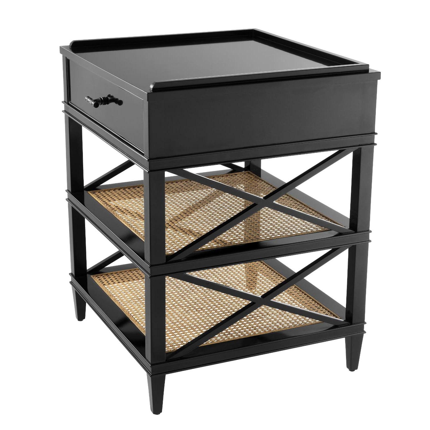 Schwarz lackierter Beistell- oder Nachttisch aus Holz und Rattangeflecht mit Glasablage.