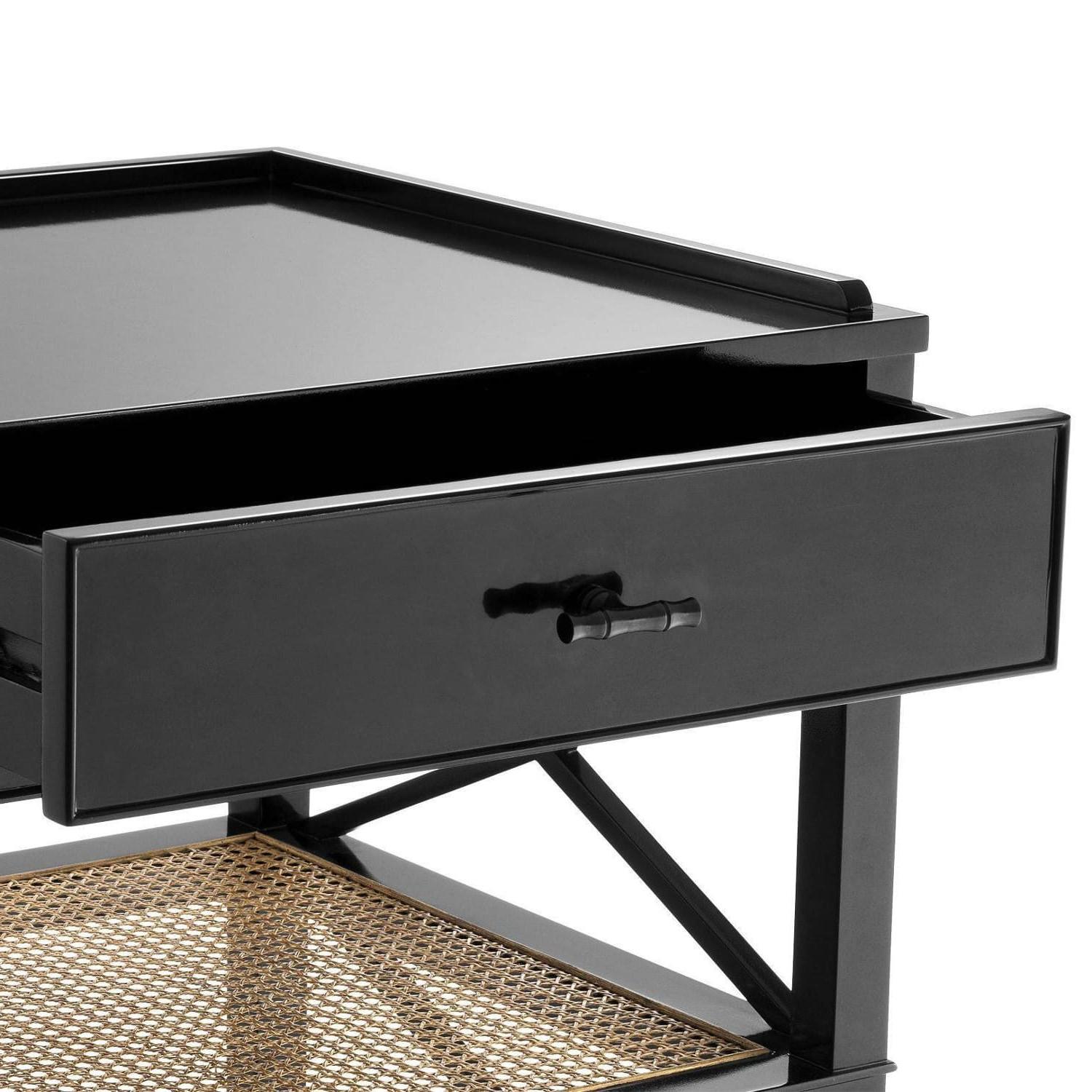 Schwarz lackierter Beistell- und Nachttisch aus Holz und Rattangeflecht (21. Jahrhundert und zeitgenössisch) im Angebot