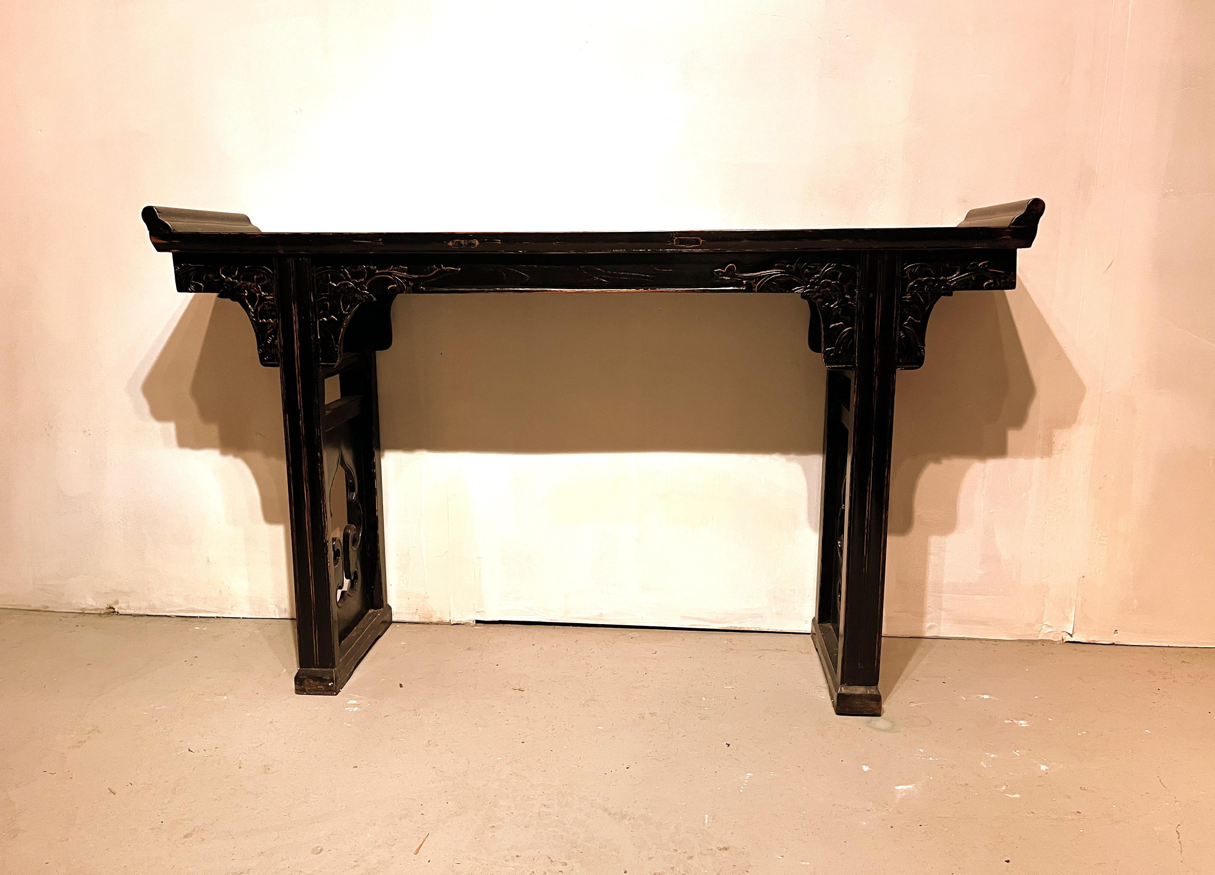 Black lacquer altar table / console table with everted flanges, elegant detail 