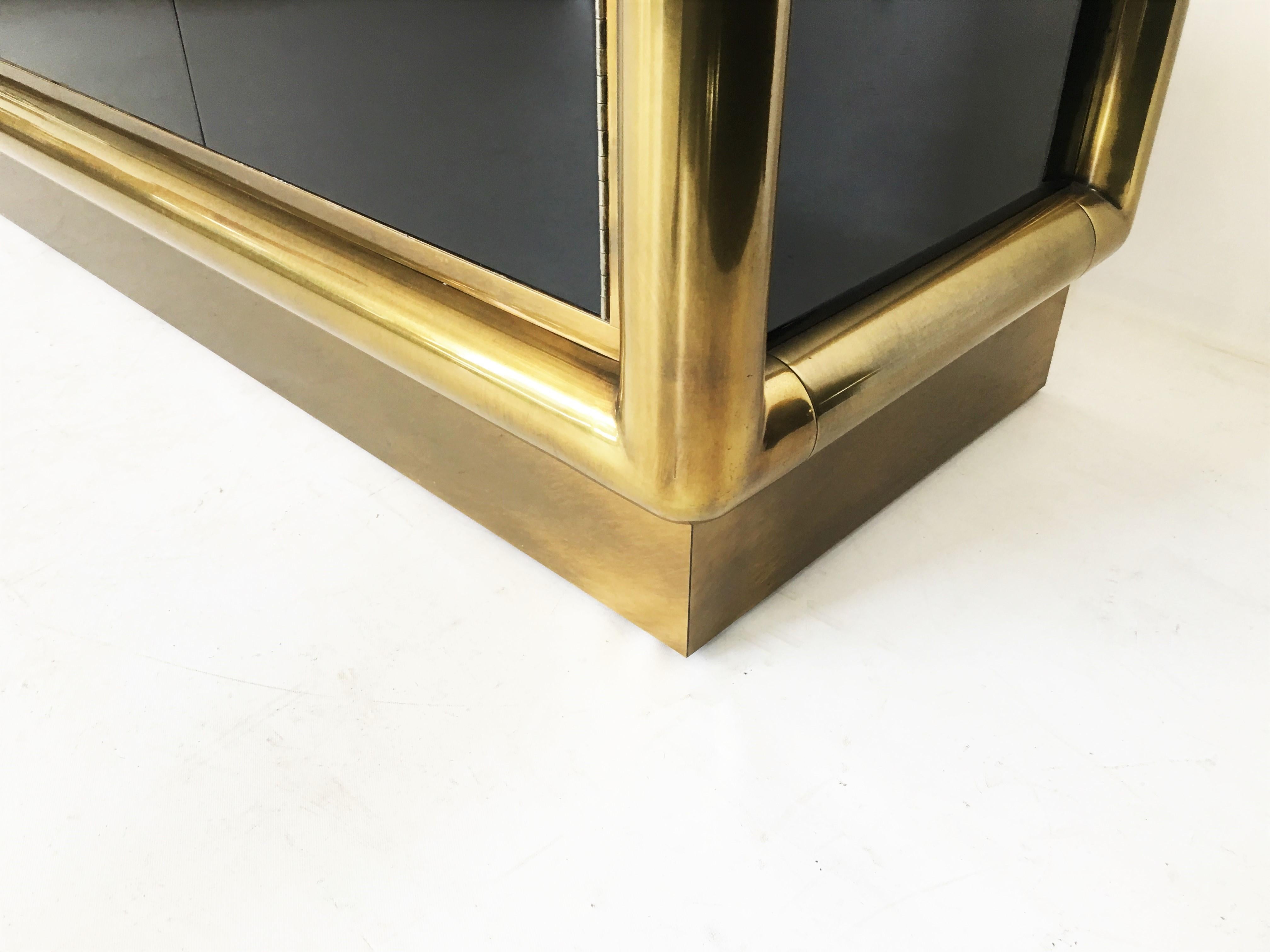 Credenza/Sideboard in laccato nero e ottone di Mastercraft in vendita 2