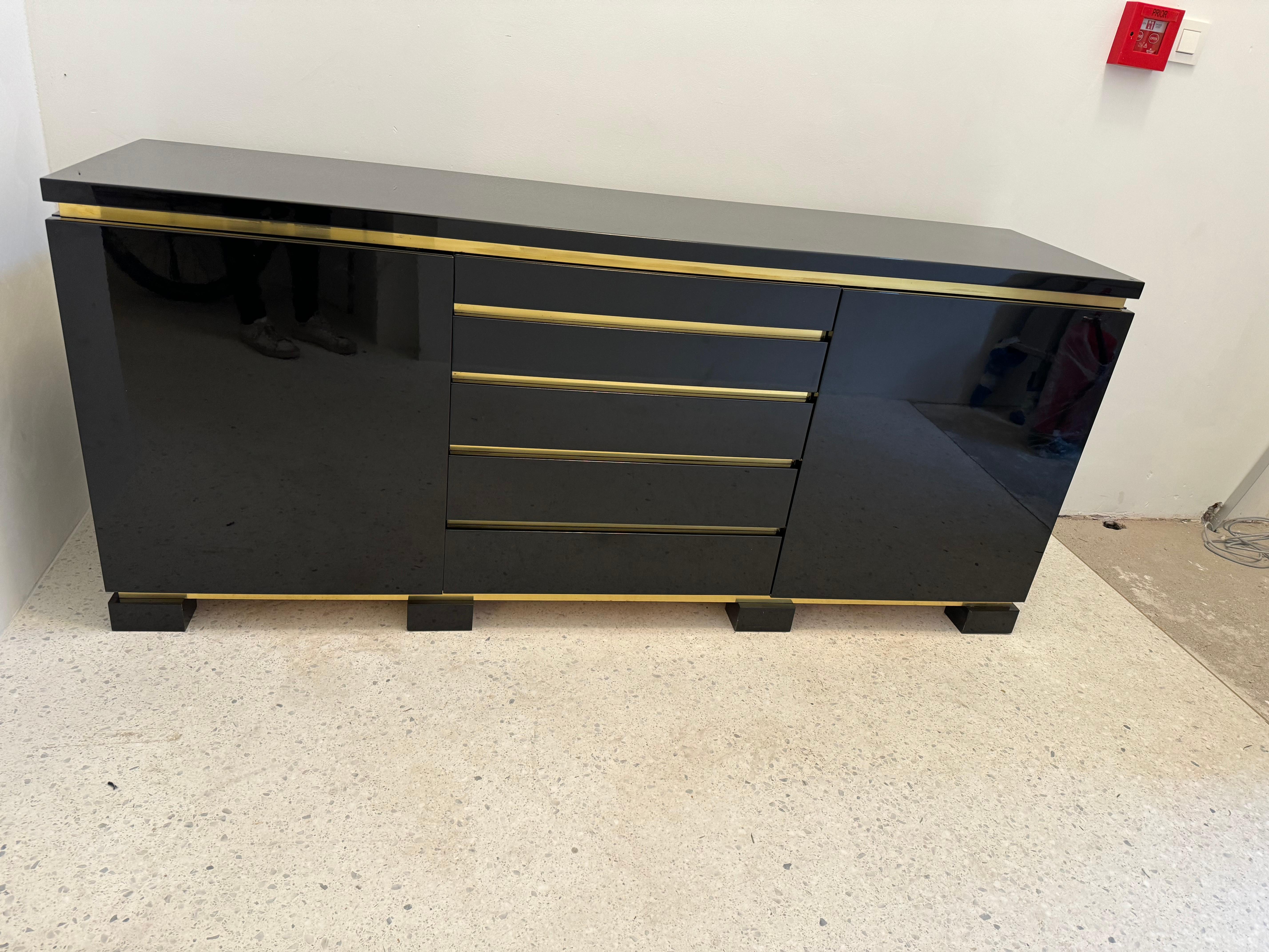 Black lacquer and brass sideboard, 1970s In Good Condition For Sale In Brussels , BE