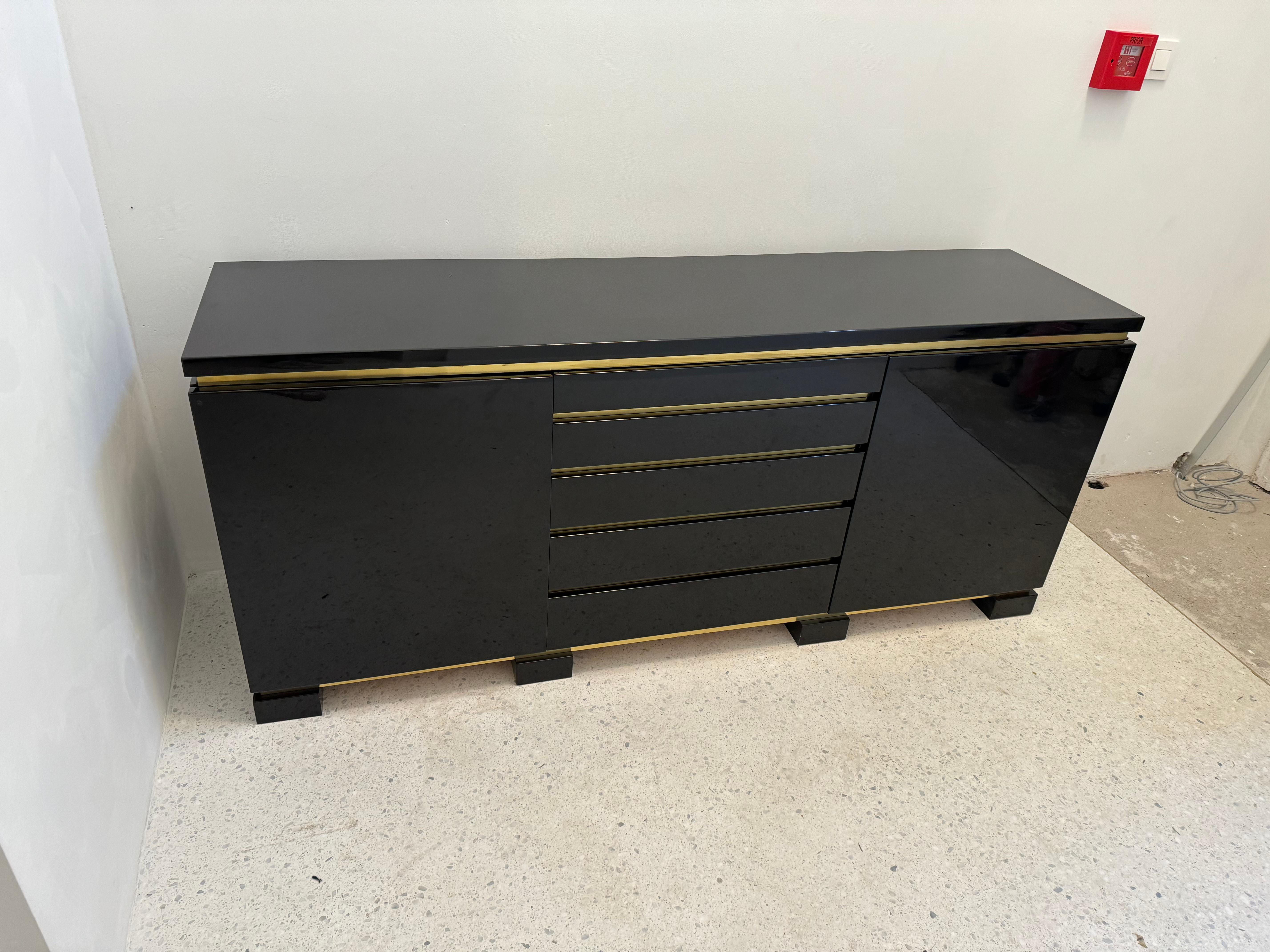 Brass Black lacquer and brass sideboard, 1970s For Sale