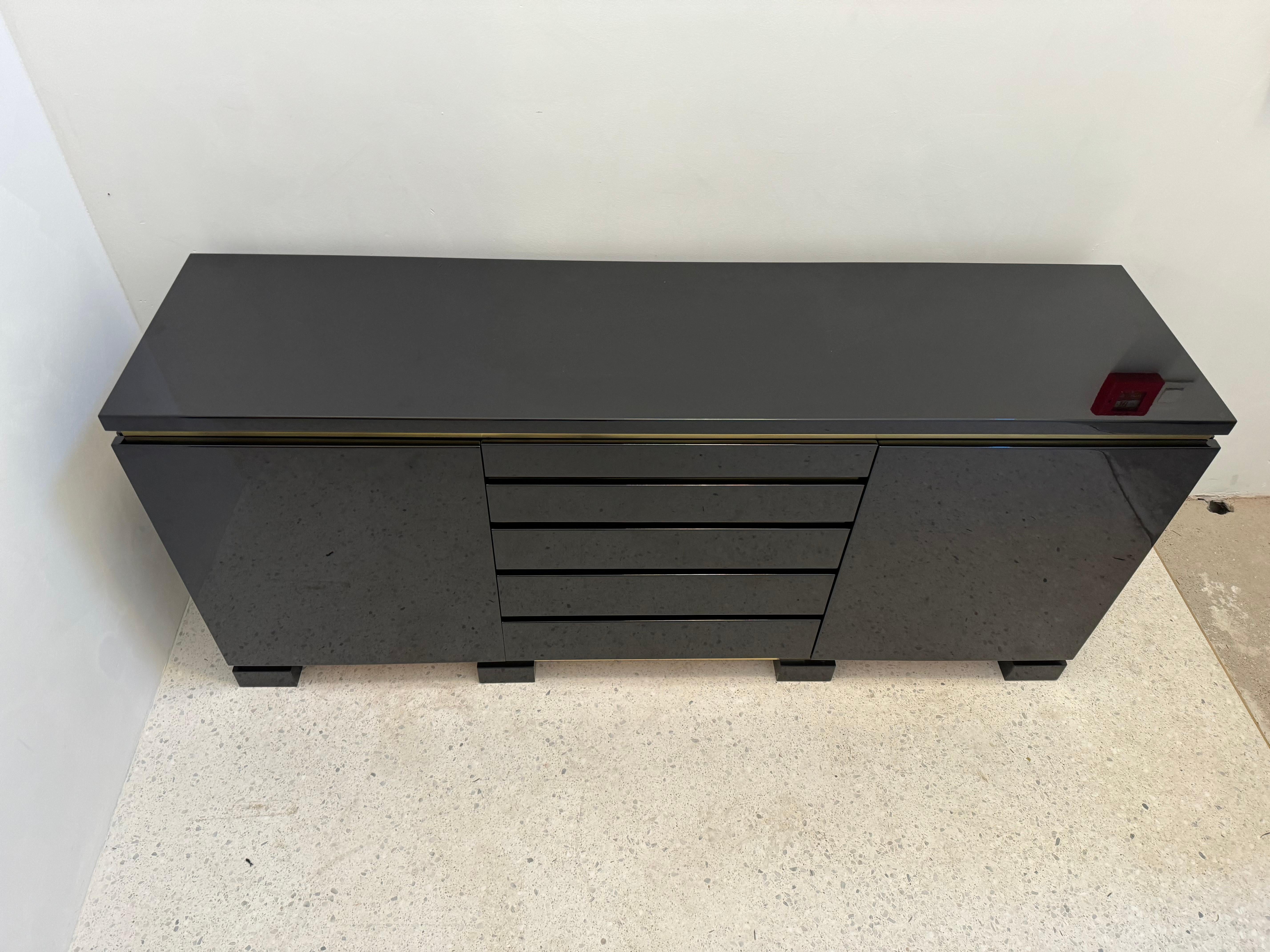 Black lacquer and brass sideboard, 1970s For Sale 1