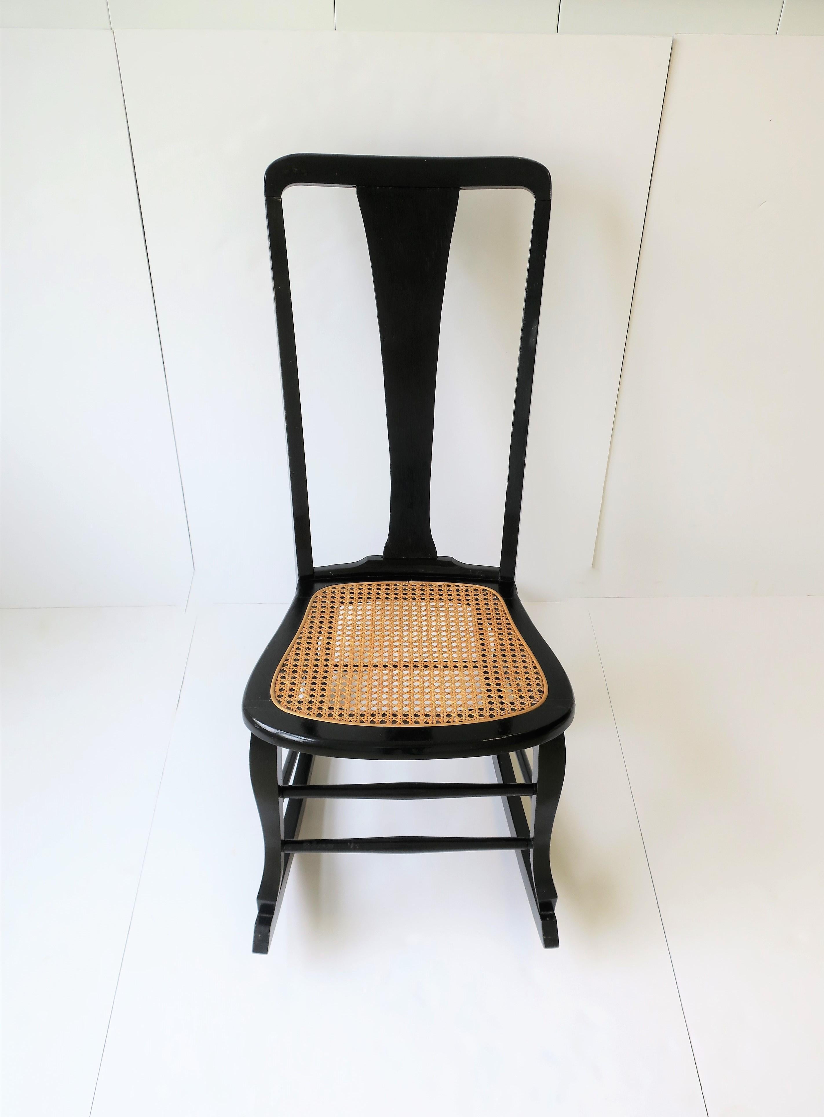 Peint Chaise à bascule en osier et bois noir en vente