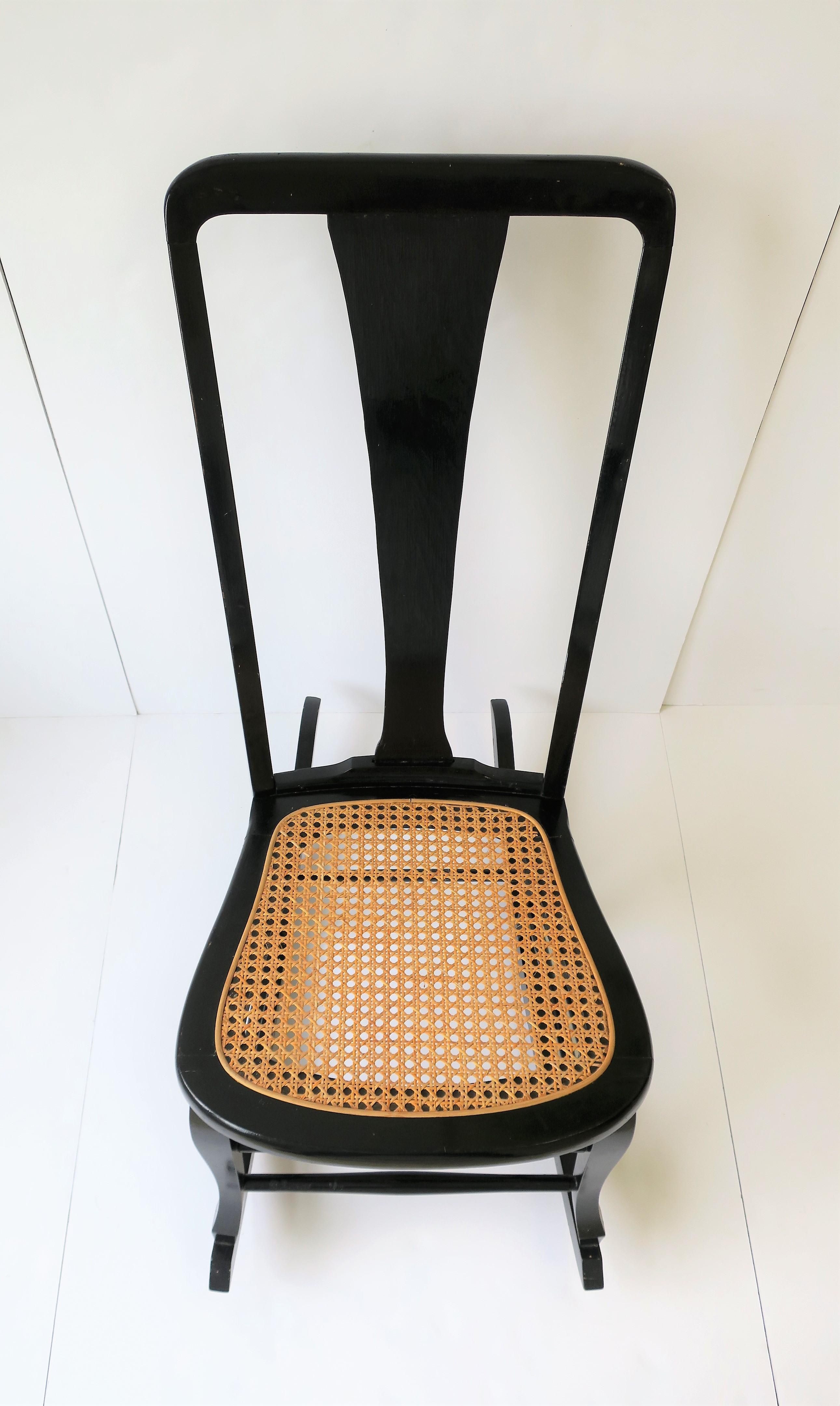 Chaise à bascule en osier et bois noir en vente 4
