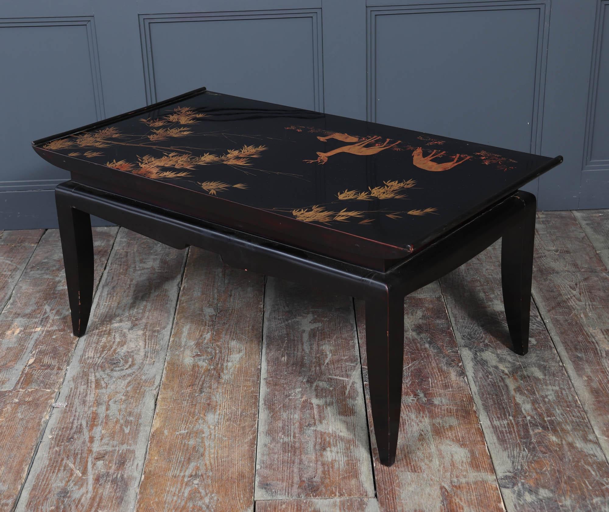 Table basse laquée noire et dorée en vente 3