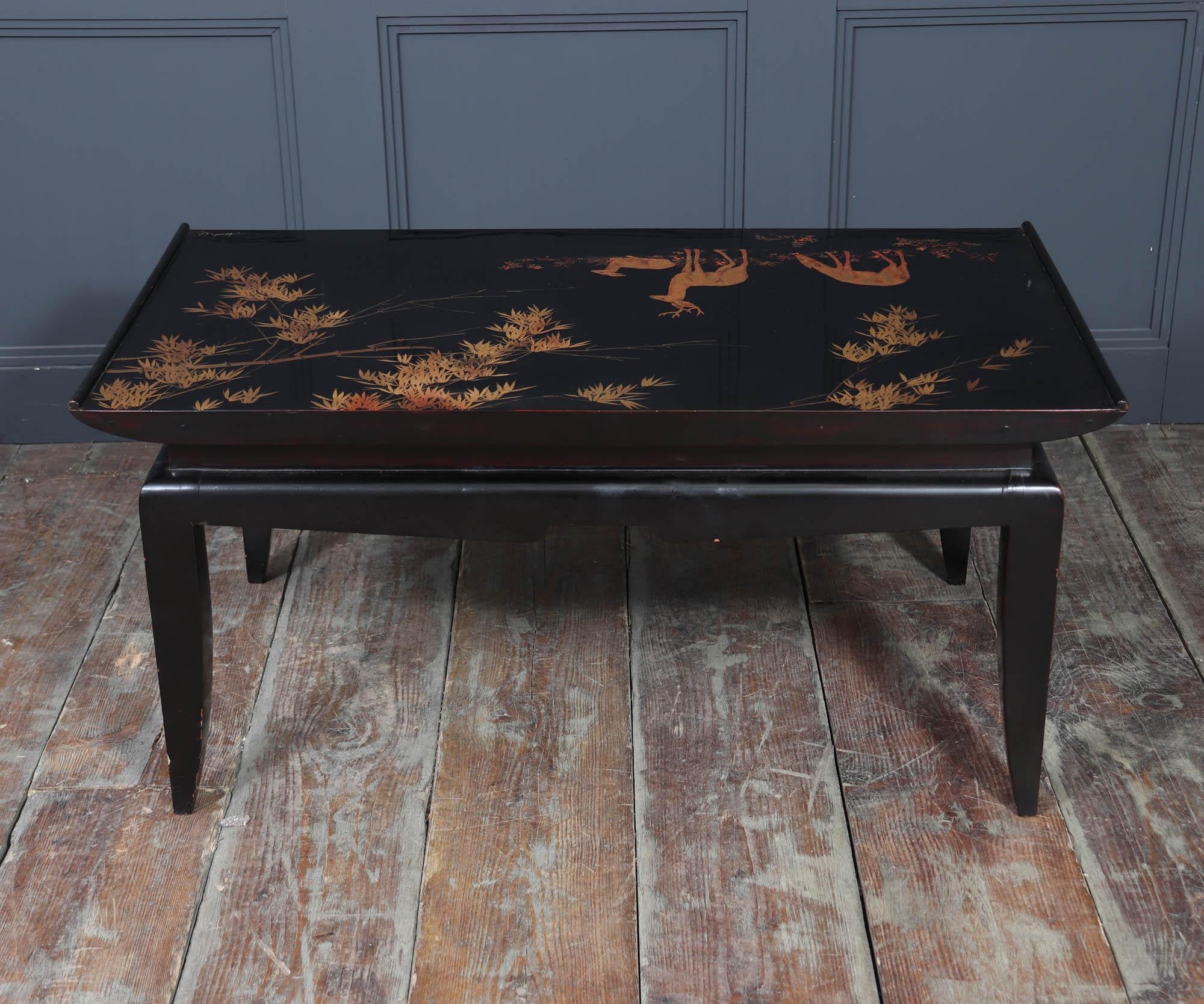 Table basse laquée noire et dorée en vente 4