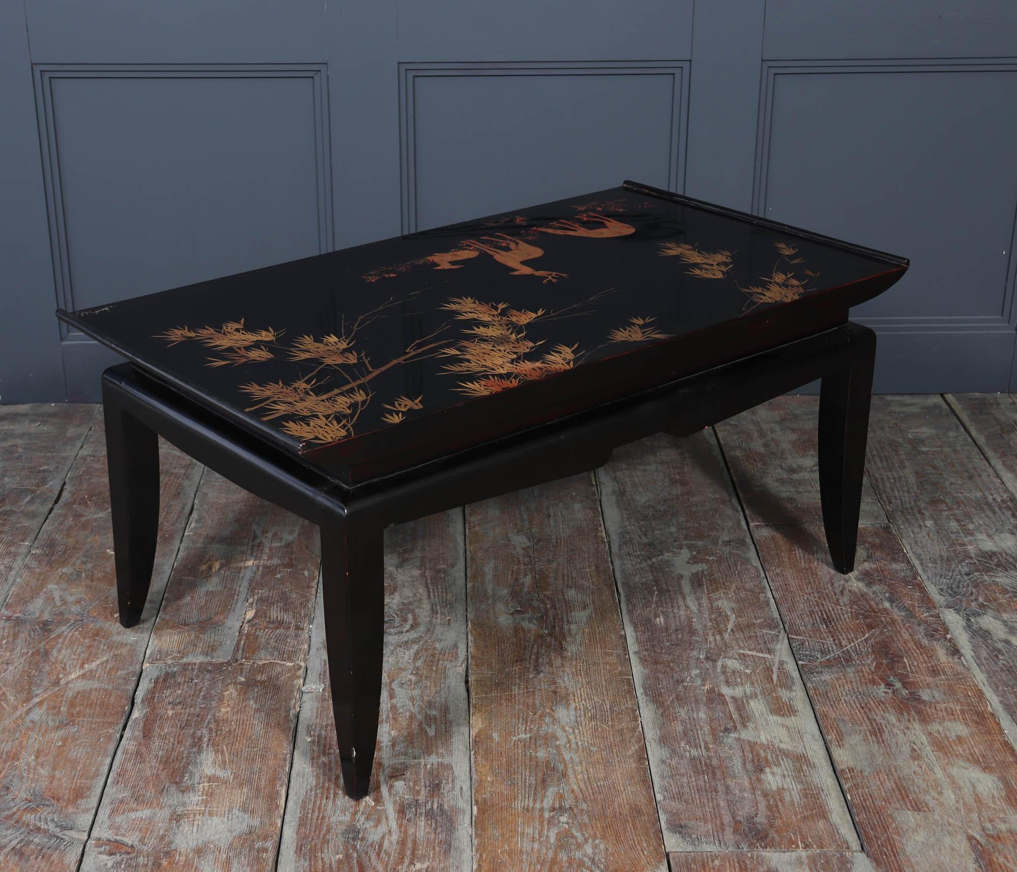 Table basse laquée noire et dorée en vente 5