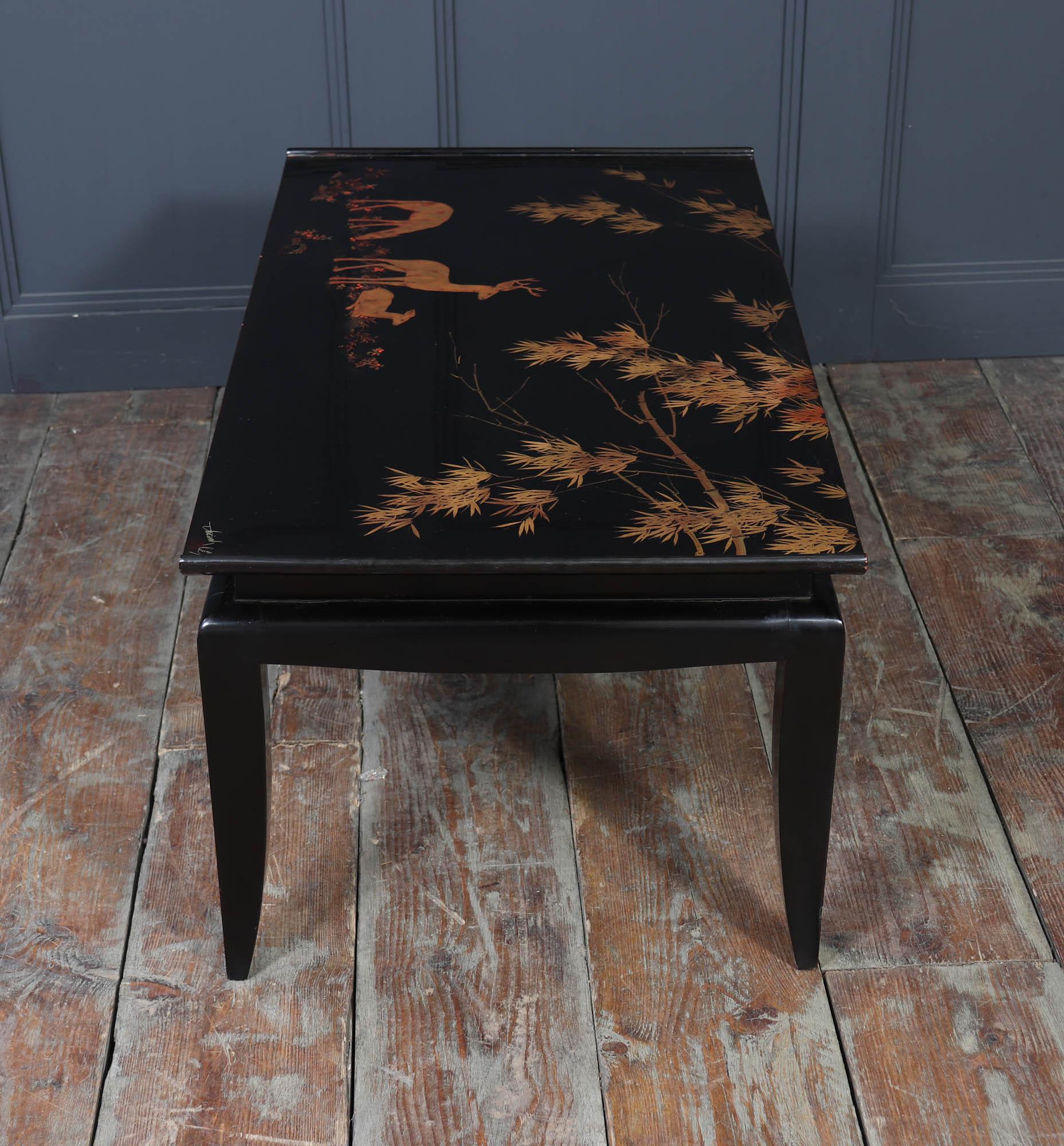 Table basse laquée noire et dorée en vente 6