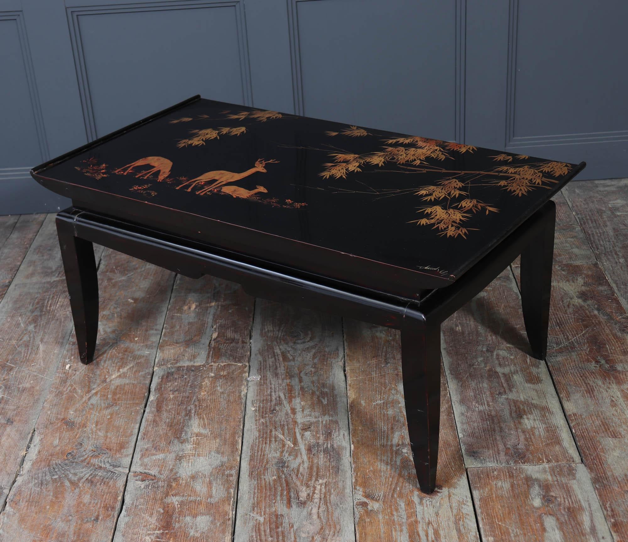 Table basse laquée noire et dorée en vente 7
