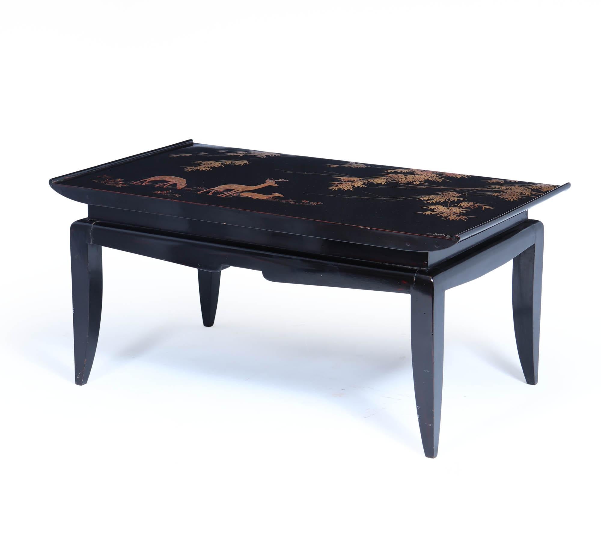 Table basse laquée noire et dorée
Cette table basse en laque noire et dorée est un mélange étonnant d'art et de fonctionnalité. Cette élégante table basse présente une surface en bois méticuleusement laqué, ornée d'une œuvre d'art dorée,