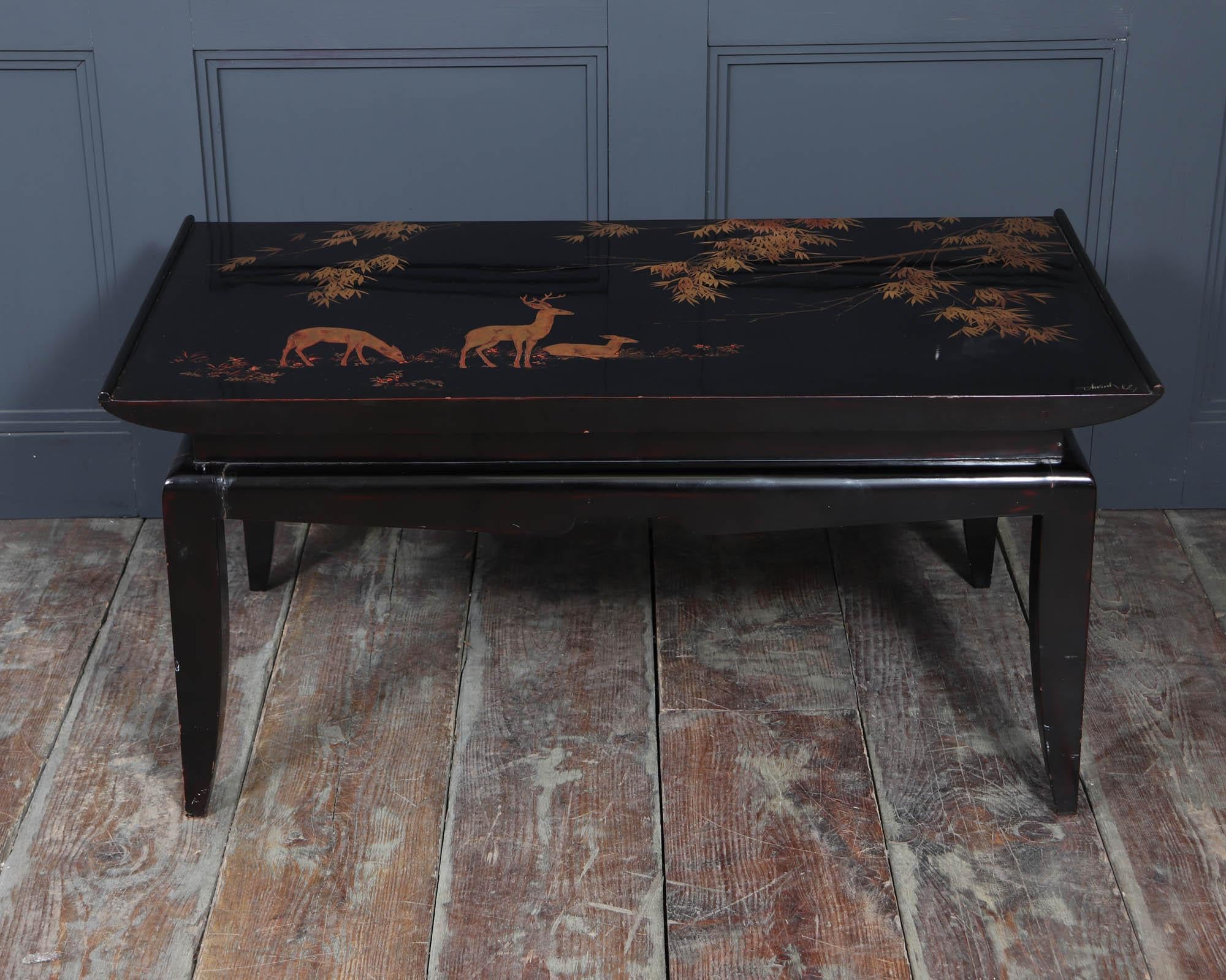 Art déco Table basse laquée noire et dorée en vente