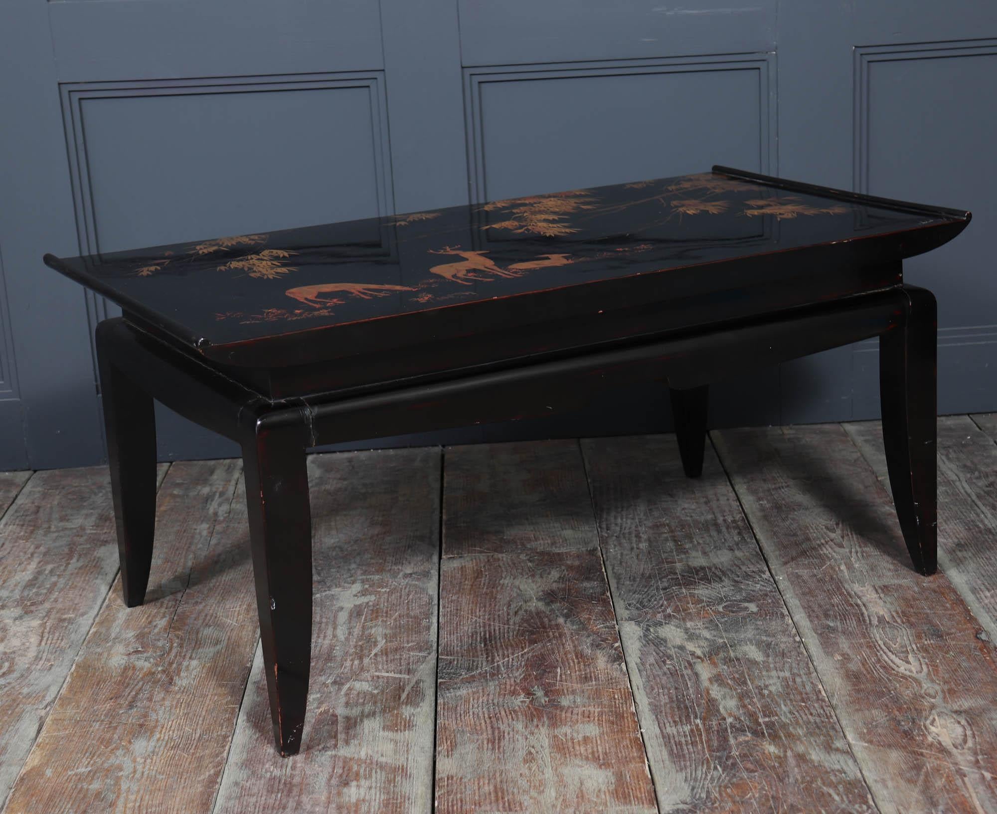 Table basse laquée noire et dorée en vente 1