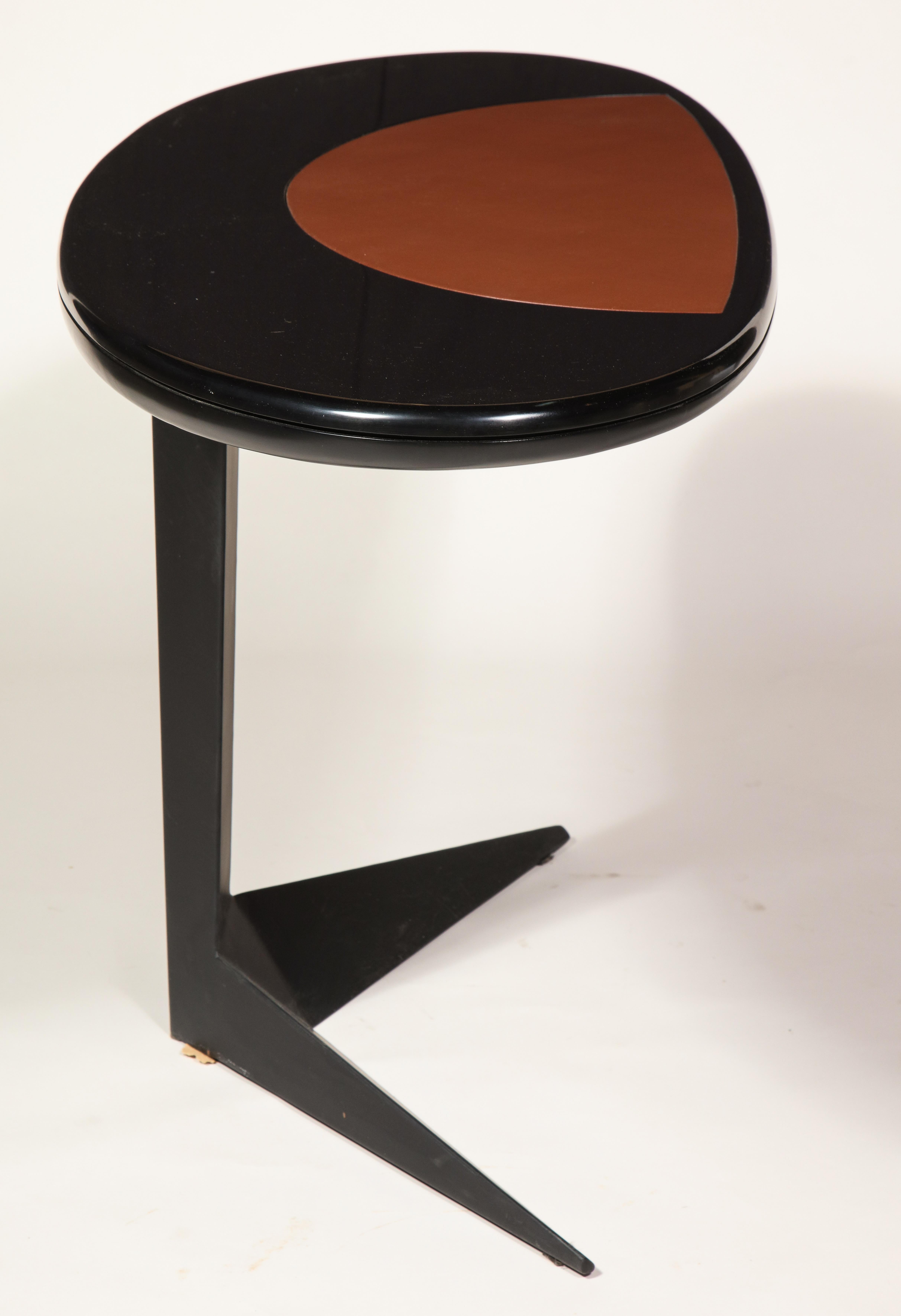 Space Age black brown lacquer steel oval desk console table, France, 1960s

Beautiful desk or entry table with an oval lacquer wood black top with brown leather detail. The lacquer is in very good condition with no chips or cracks visible. The