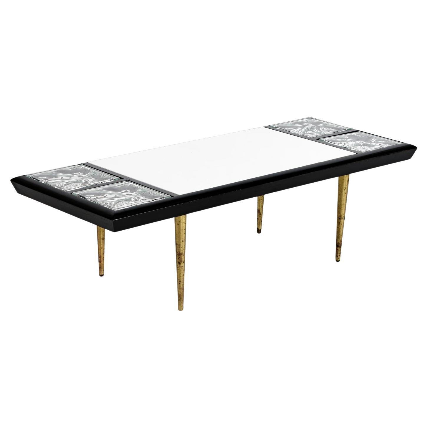 Table basse en laque noire et verre ardoise blanche avec pieds en laiton