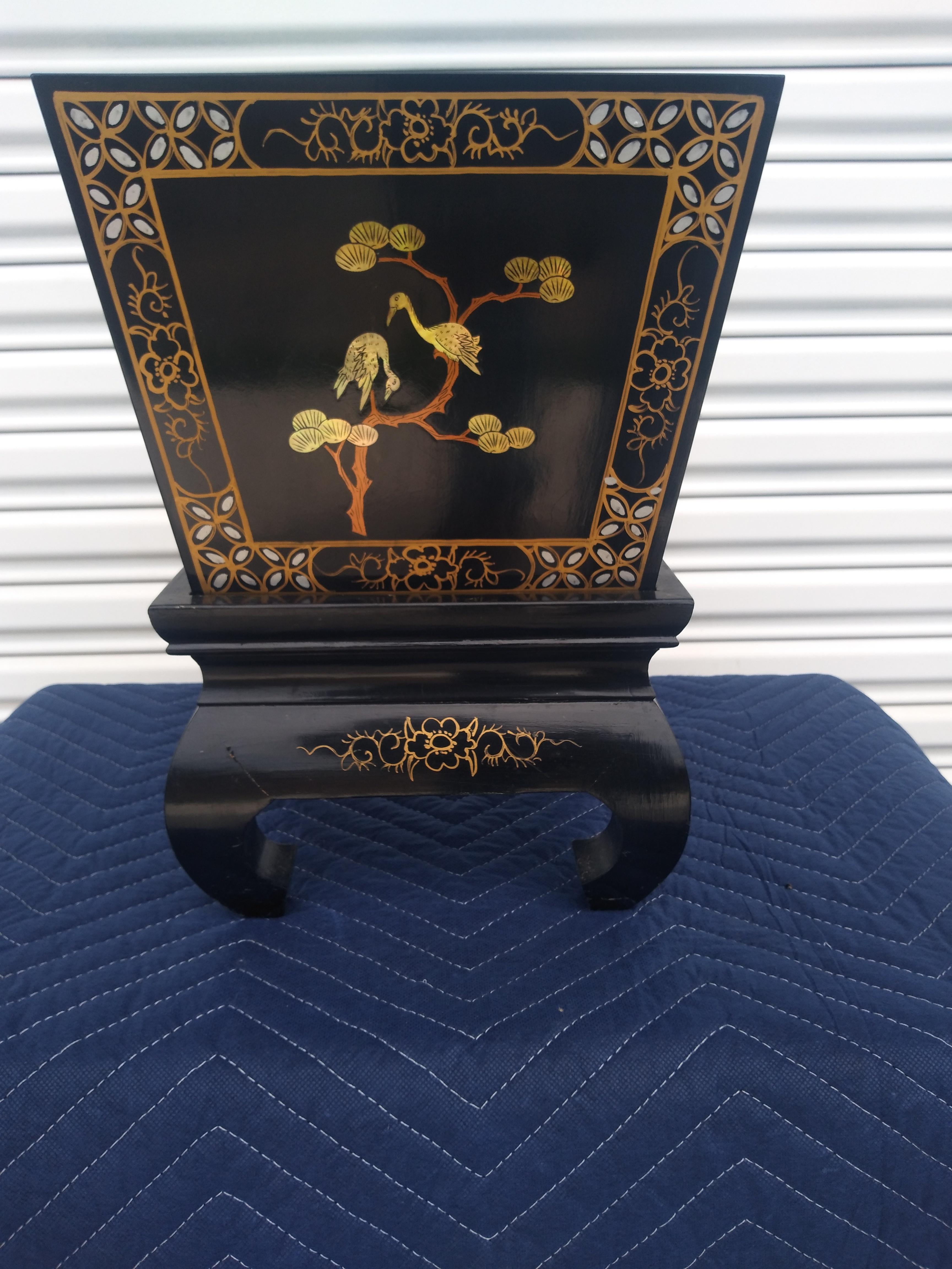Jardinera de inspiración asiática lacada en negro sobre soporte Chino en venta