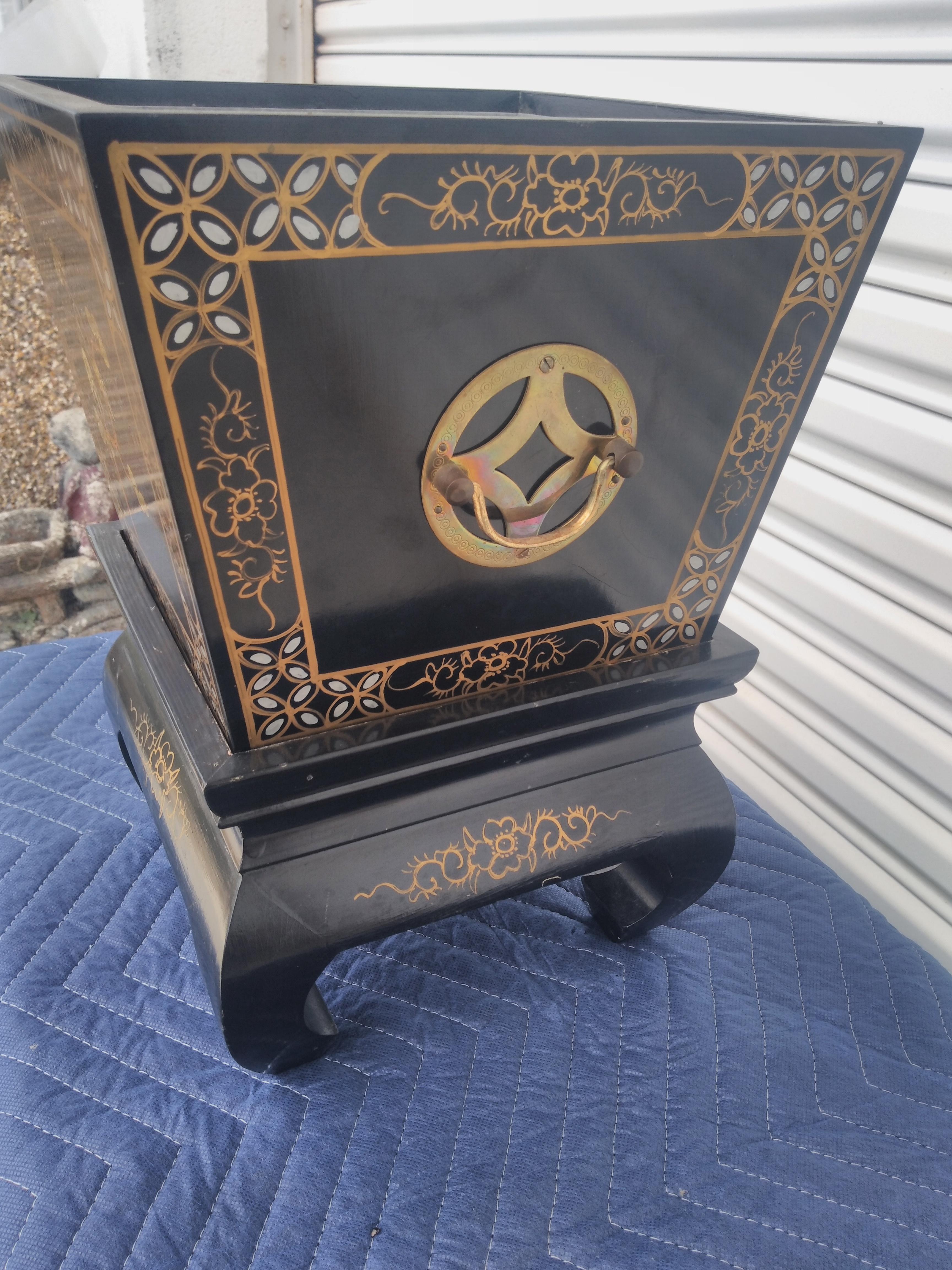 Jardinera de inspiración asiática lacada en negro sobre soporte en Bueno estado para la venta en Pasadena, TX