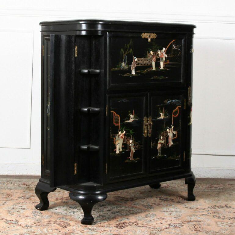 Black Lacquer Bar with Hardstone Figures In Good Condition In Vancouver, British Columbia