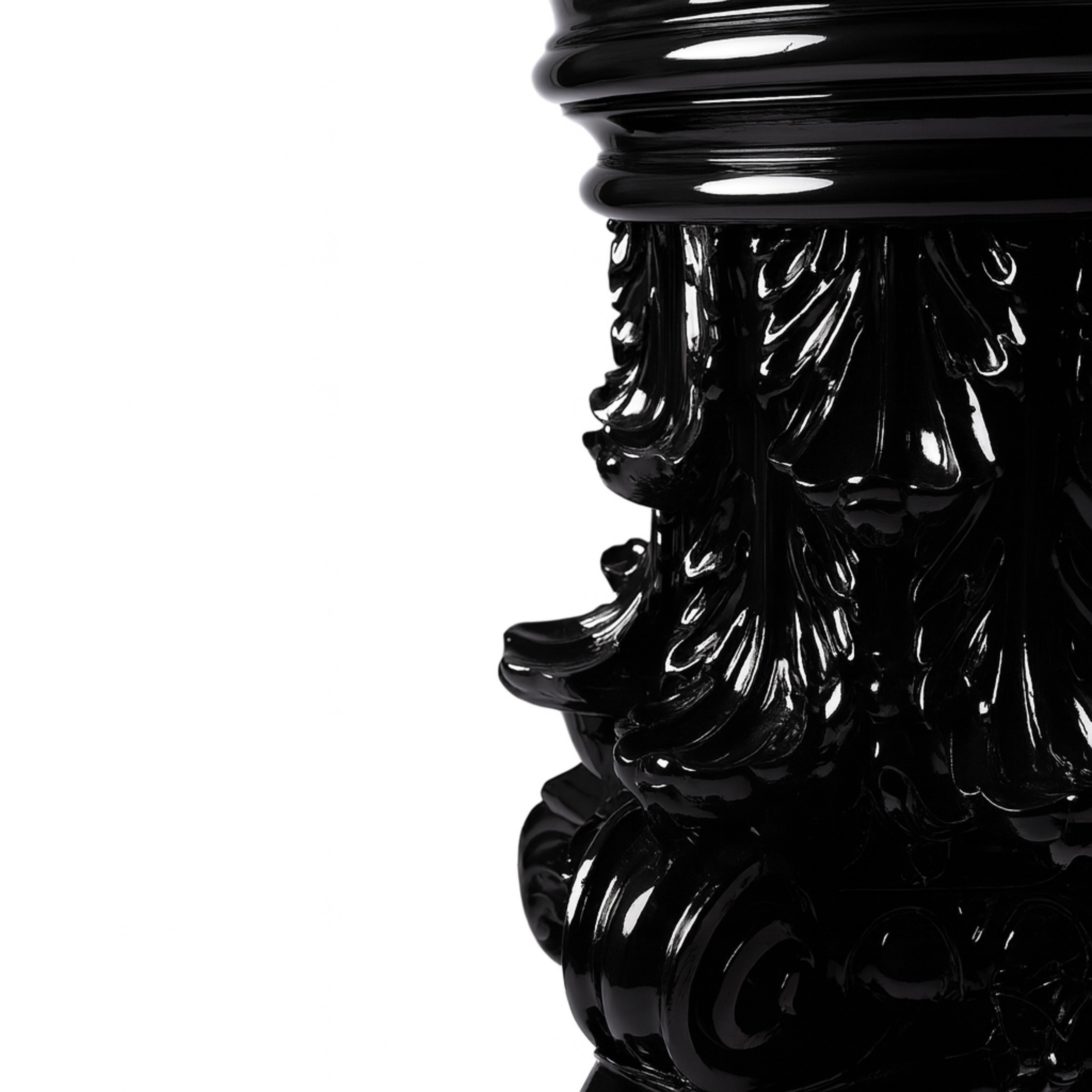 Realza tu espacio con este guéridon italiano artesanal, expertamente repintado en un lujoso lacado negro. Fabricada en castaño tallado, presenta elegantes elementos de estilo corintio, como hojas de acanto, volutas de rocaille e intrincados detalles