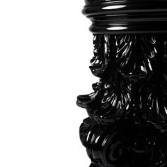 Laque noire Base à piédestal sculptée en forme de chapiteau baroque,  Début du 20e siècle