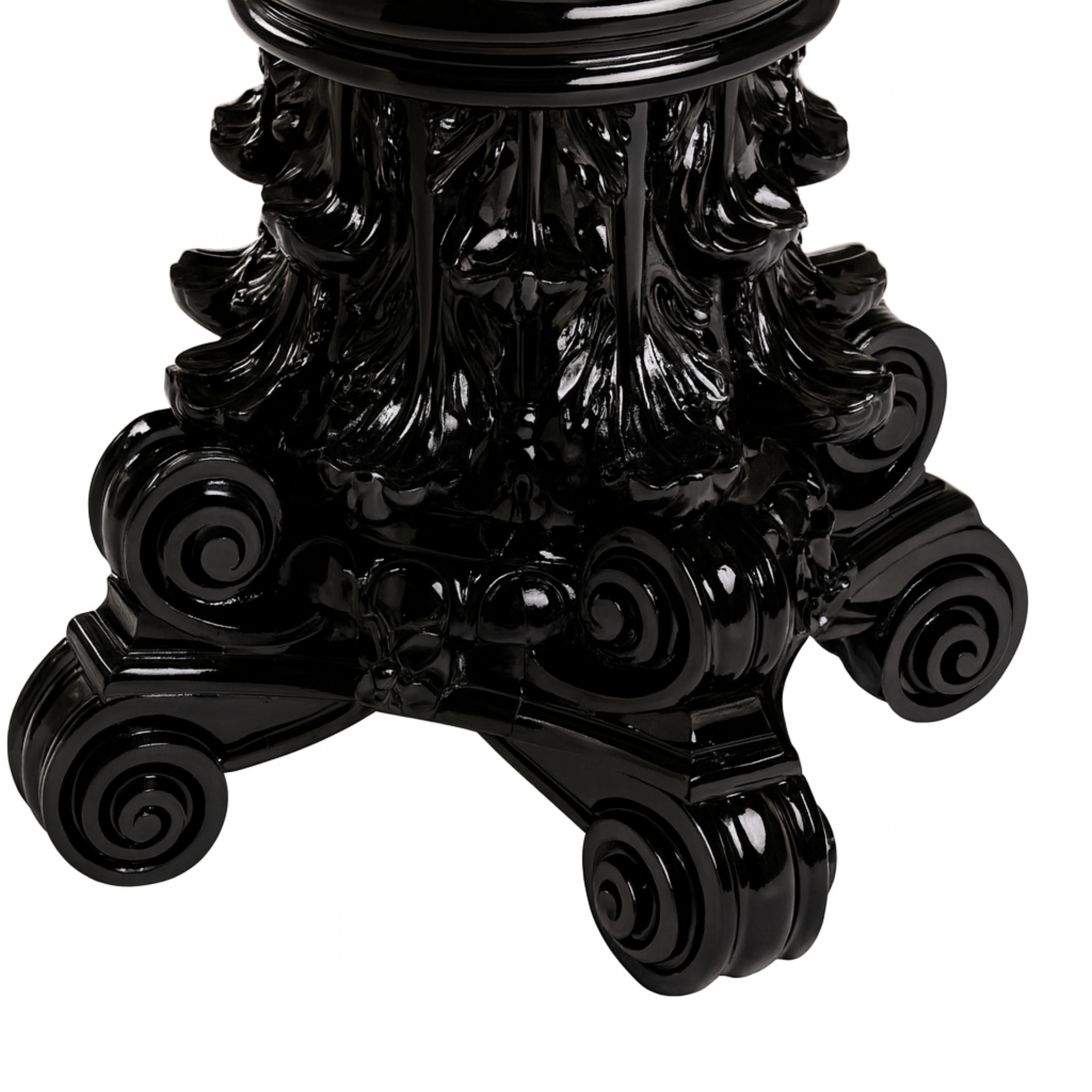 Base de pedestal con capitel barroco lacado en negro,  Principios del siglo XX Barroco en venta