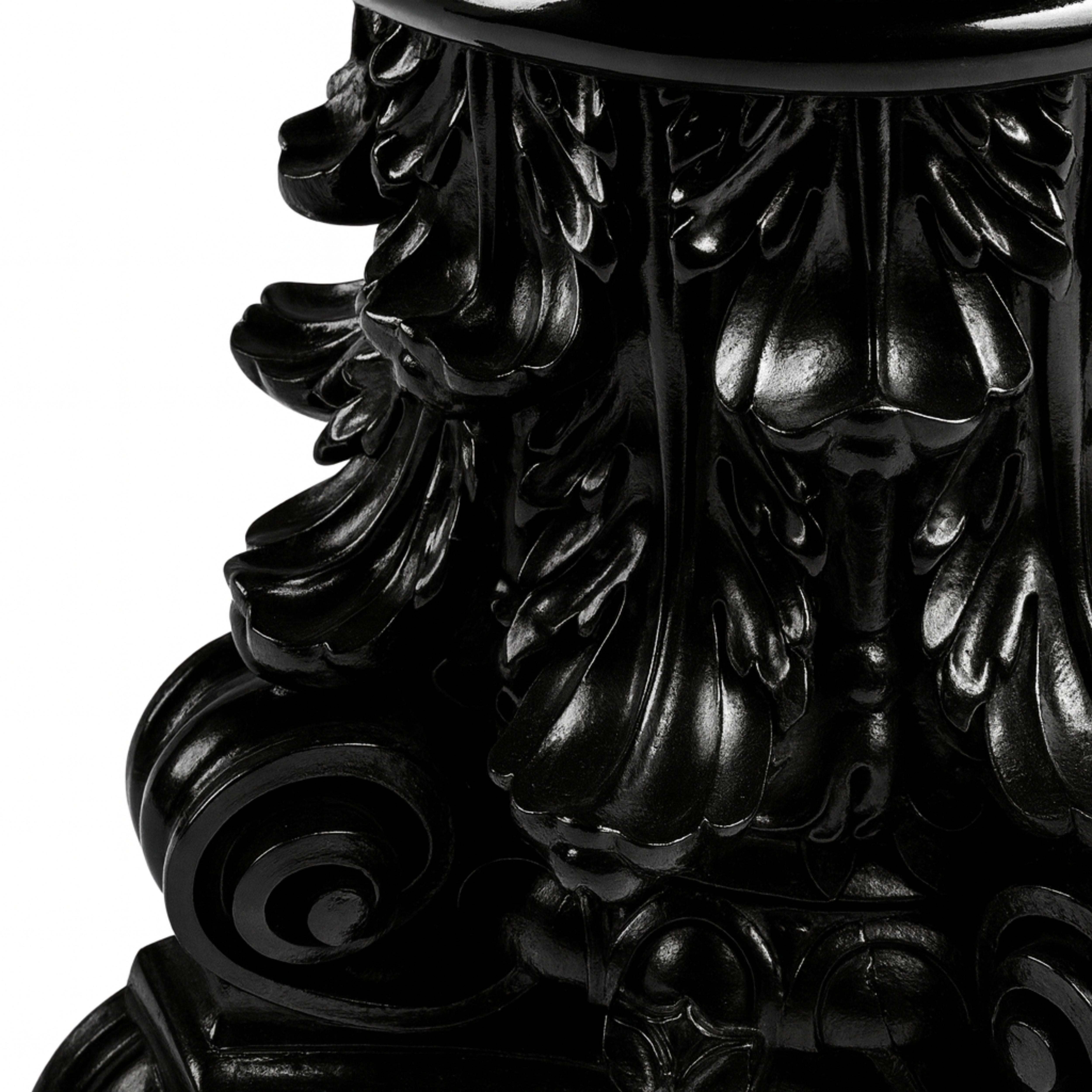 Base de pedestal con capitel barroco lacado en negro,  Principios del siglo XX Castaño en venta