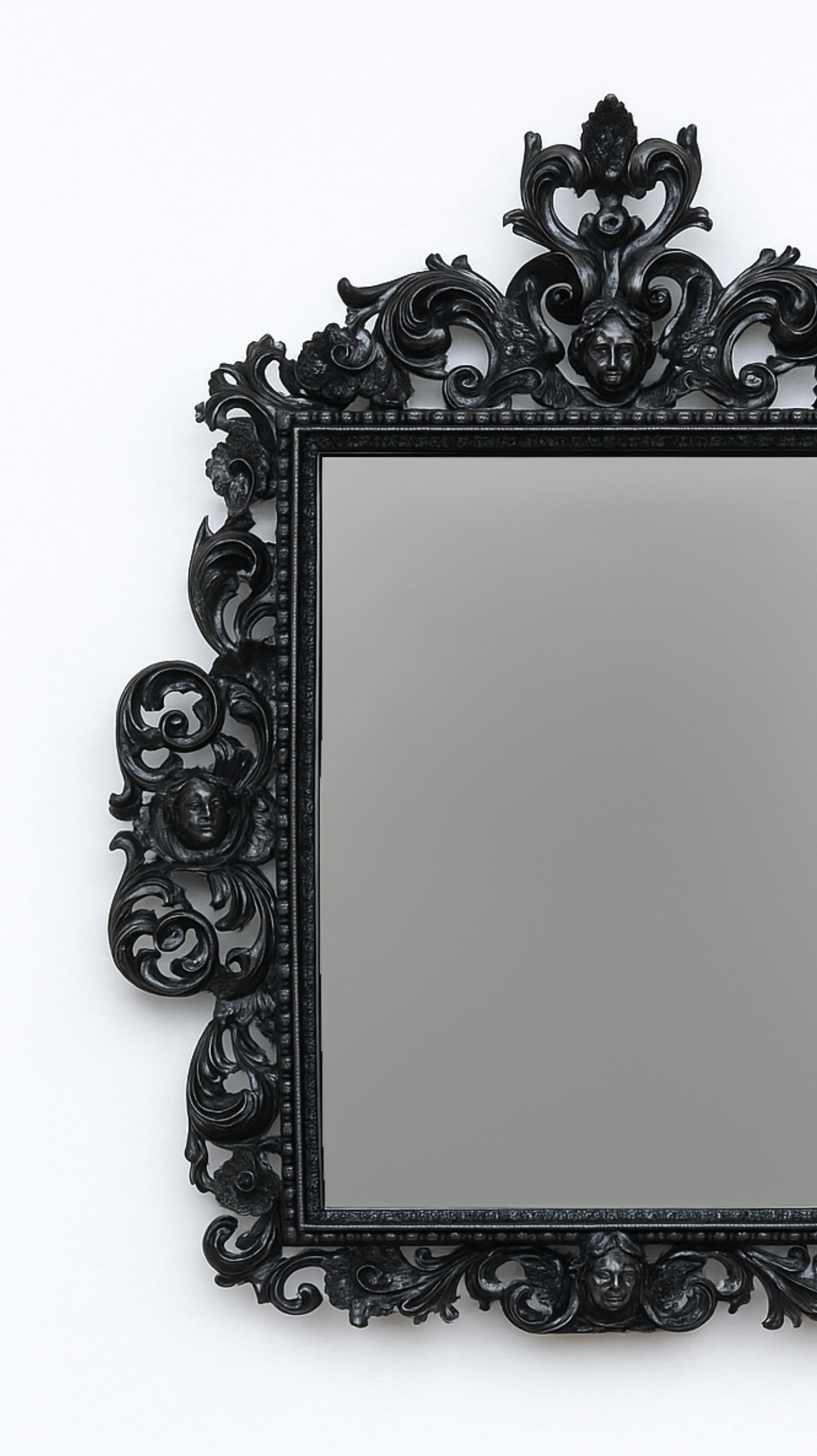 Un remarquable et peu commun miroir d'époque baroque refini en vernis noir avec un cadre magnifiquement sculpté. 
Le miroir est surmonté d'ornements en plumes et de décorations florales, accompagnés de volutes et de chérubins dans des compositions
