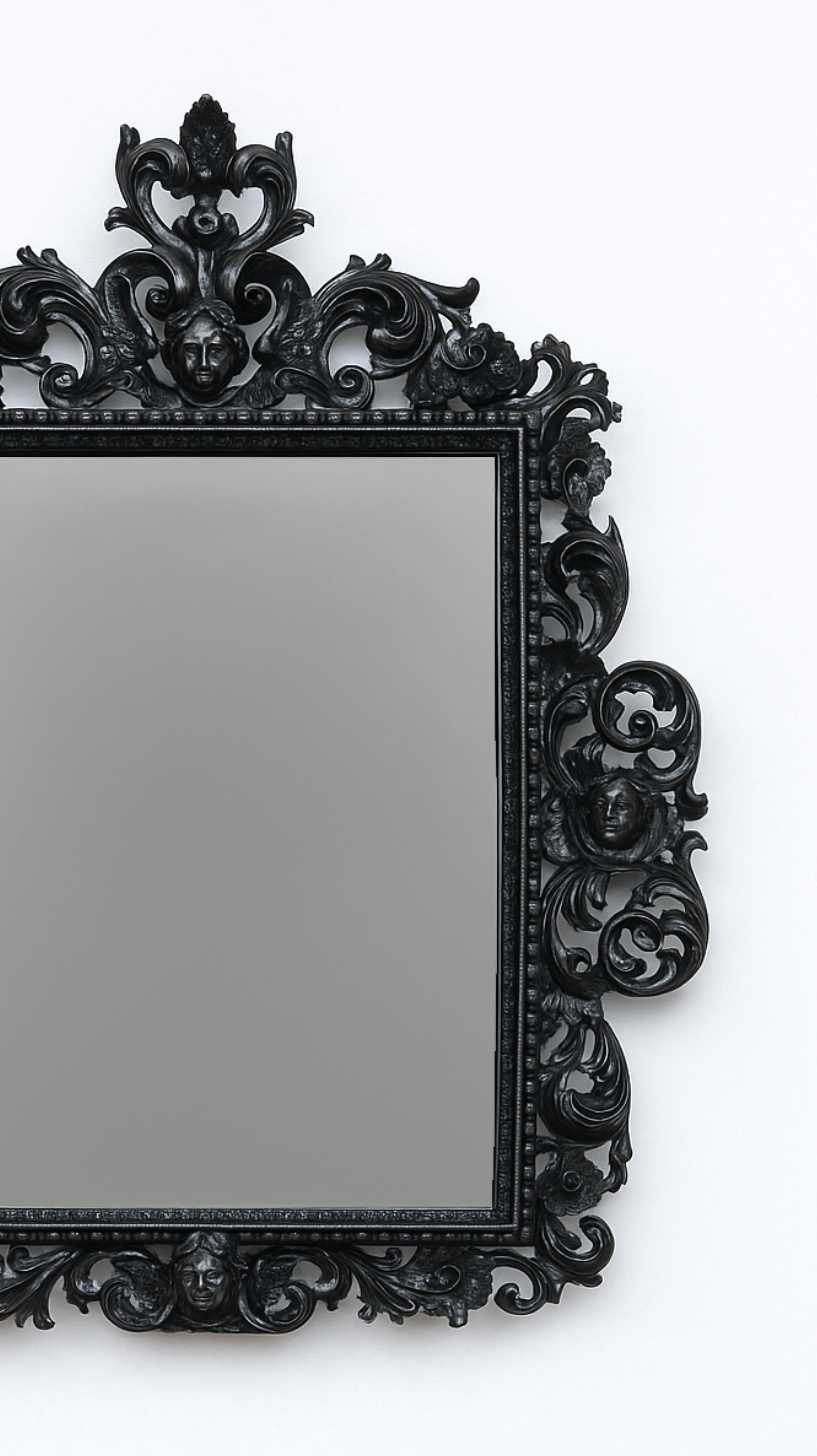 Portugais Miroir baroque en laque noire avec chérubins, fin du XVIIIe siècle, repeint en vente