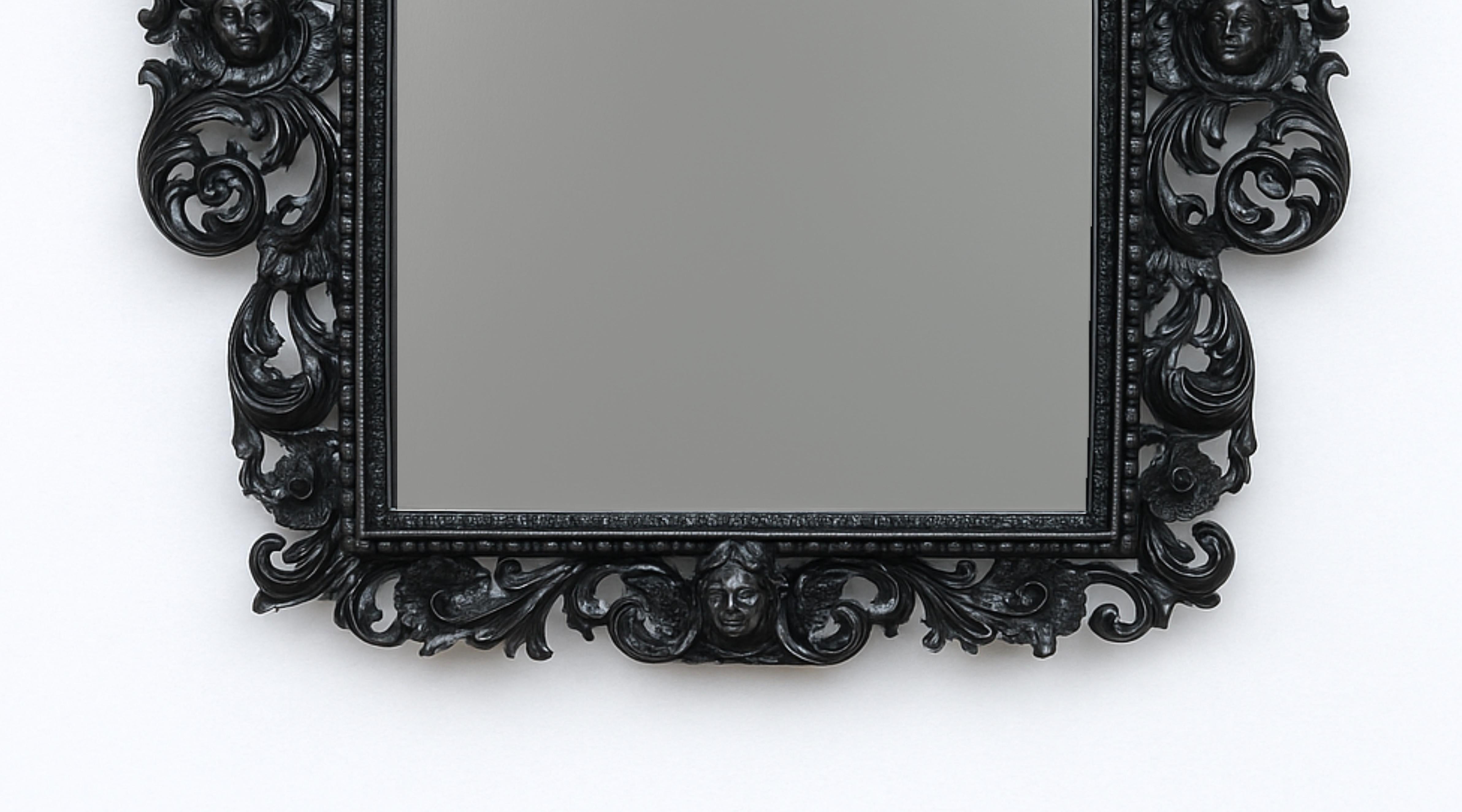 Sculpté à la main Miroir baroque en laque noire avec chérubins, fin du XVIIIe siècle, repeint en vente