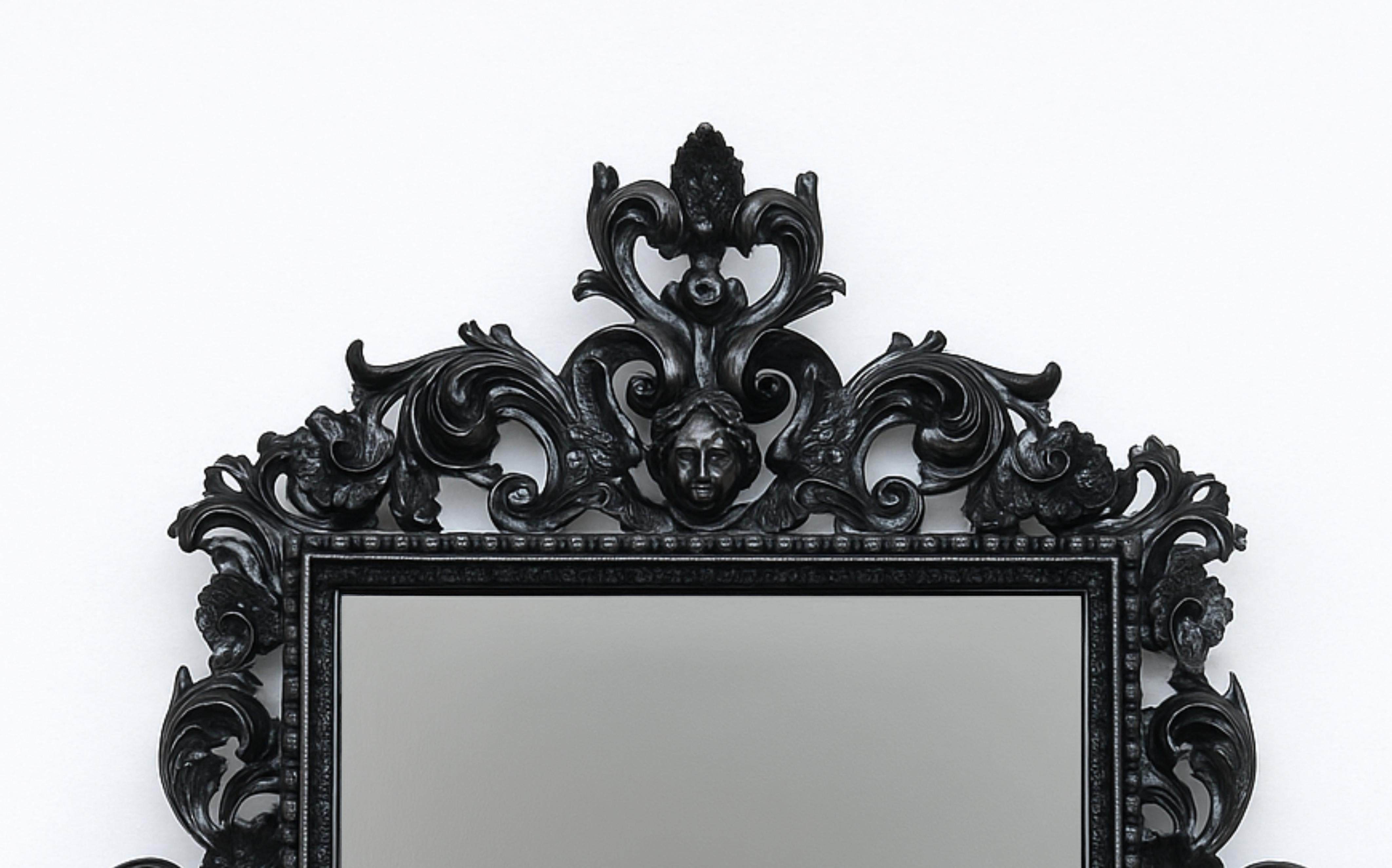 Miroir baroque en laque noire avec chérubins, fin du XVIIIe siècle, repeint Bon état - En vente à Lisbon, PT