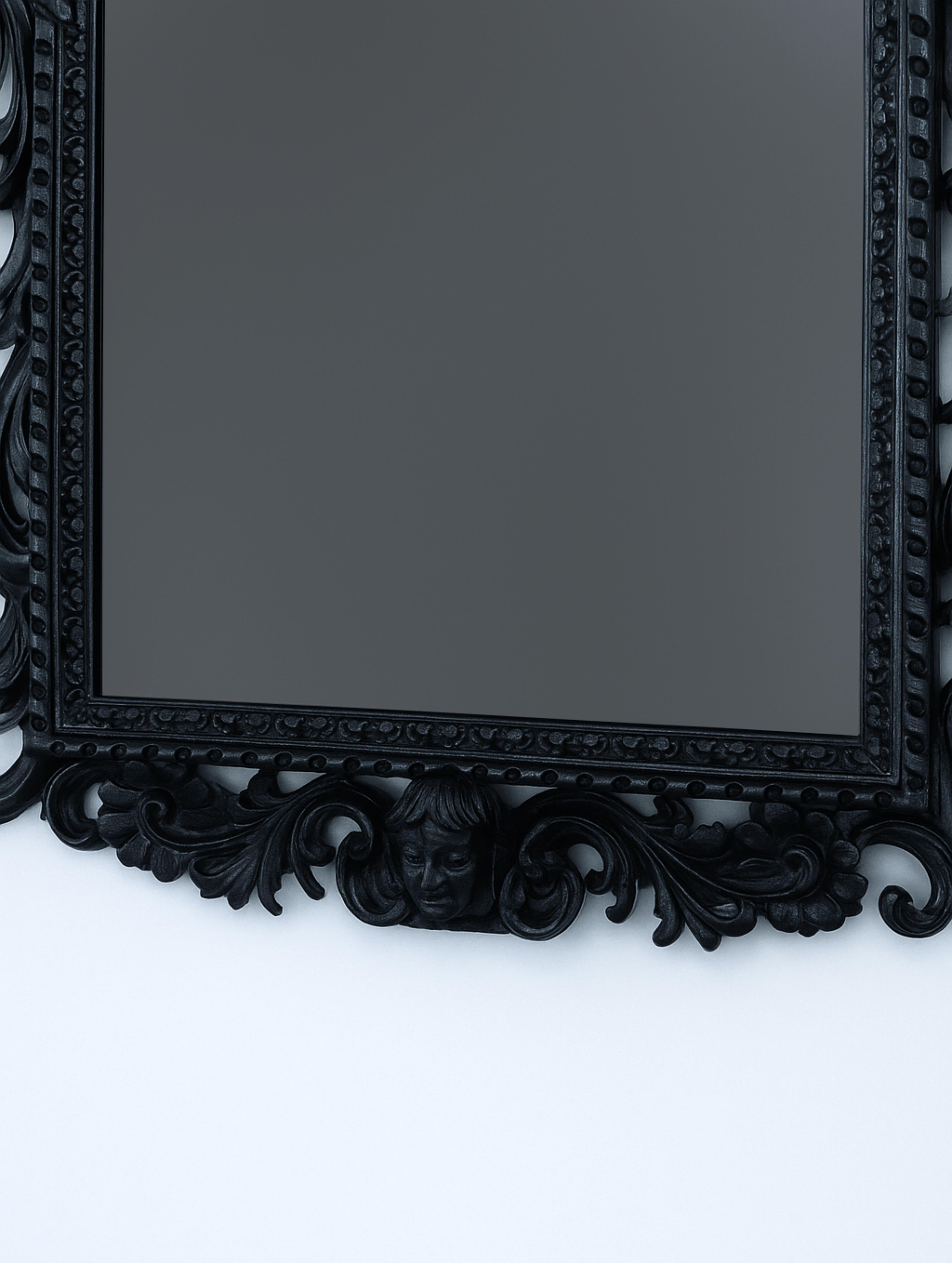 Miroir baroque en laque noire avec chérubins, fin du XVIIIe siècle, repeint en vente 1