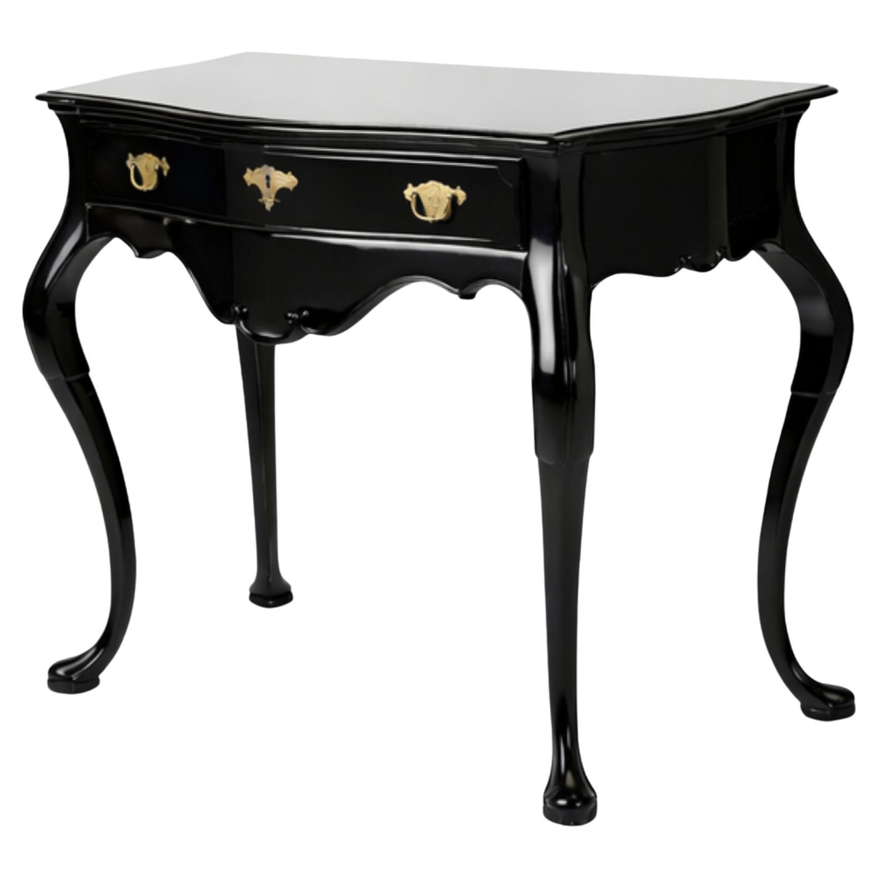 Schwarzer Lack vor weißer Barockkommode, 19. Jahrhundert