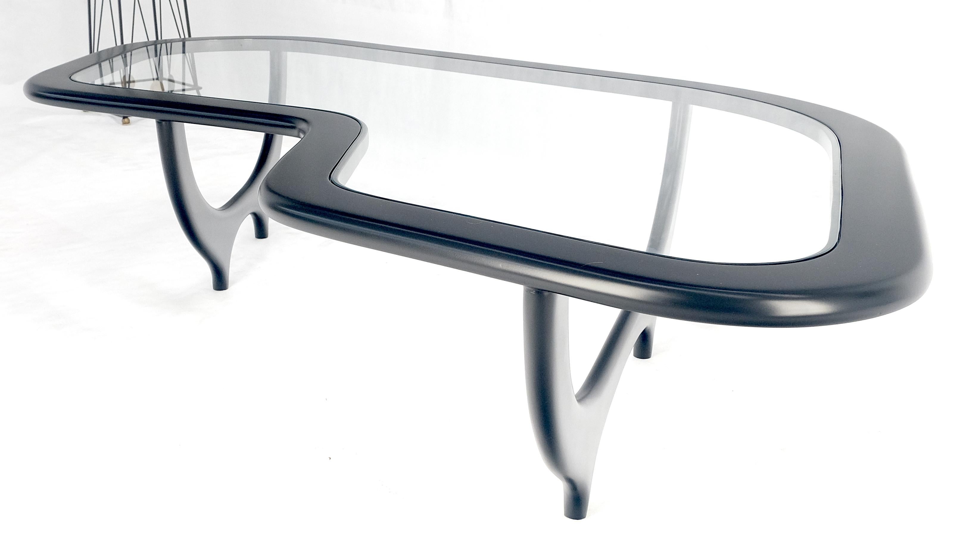 Table basse laquée noire en forme de boomerang avec plateau en verre Table basse moderne italienne du milieu du siècle en vente 3