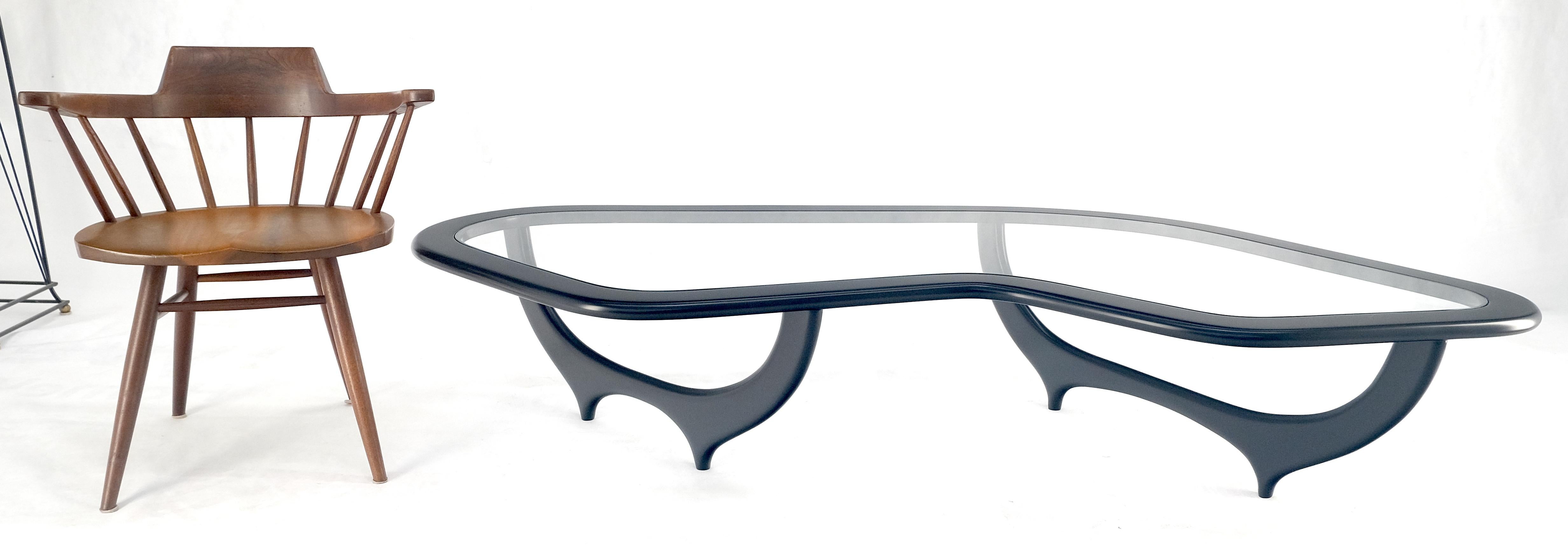 Table basse laquée noire en forme de boomerang avec plateau en verre Table basse moderne italienne du milieu du siècle en vente 4