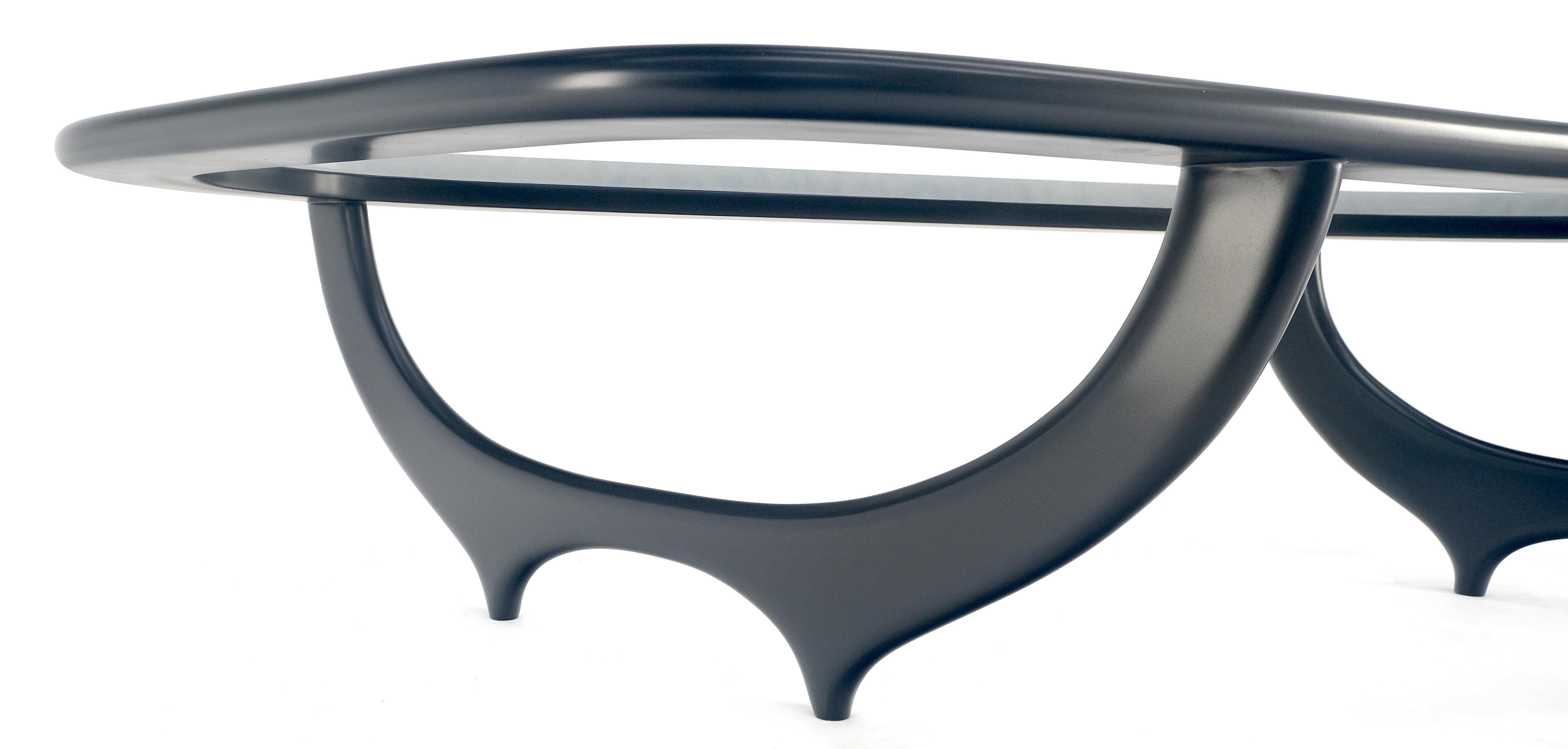 Table basse laquée noire en forme de boomerang avec plateau en verre Table basse moderne italienne du milieu du siècle 