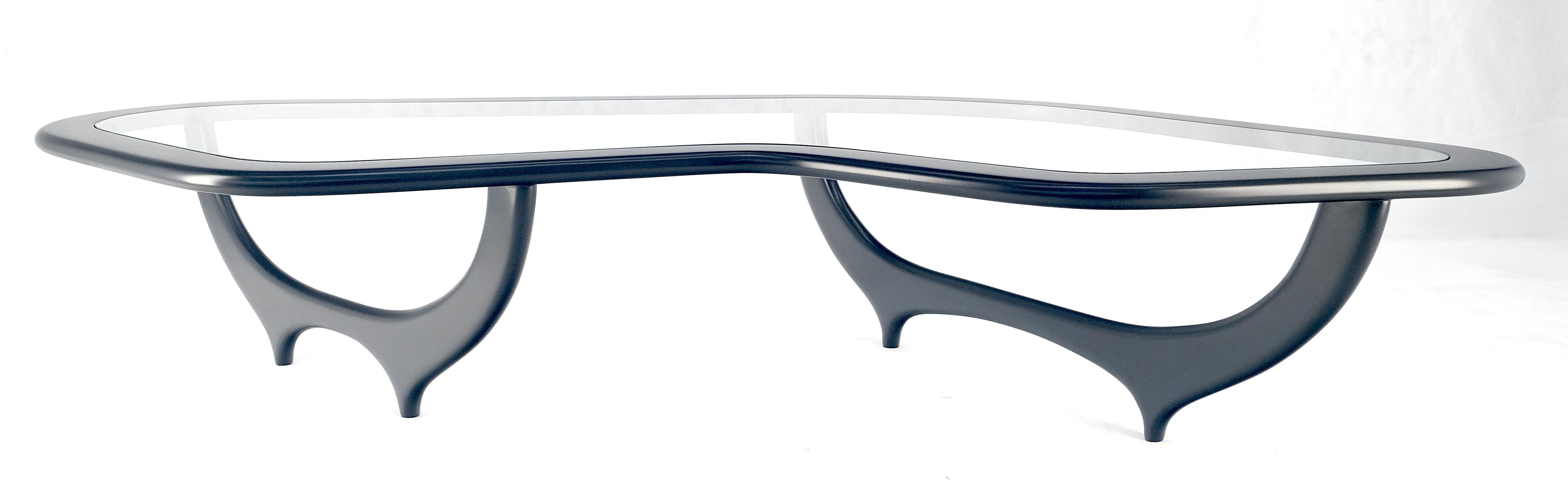 Laqué Table basse laquée noire en forme de boomerang avec plateau en verre Table basse moderne italienne du milieu du siècle en vente