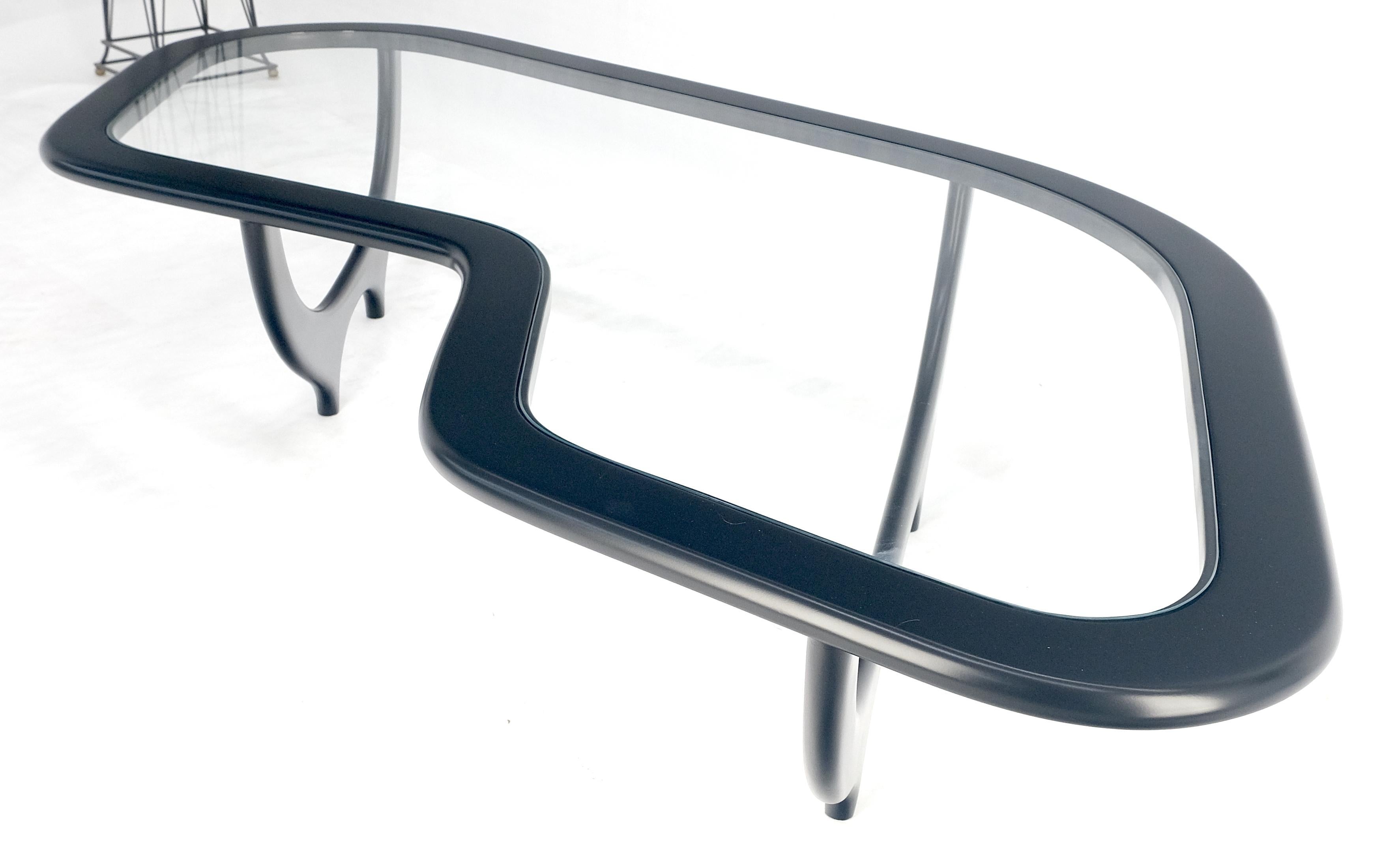 Table basse laquée noire en forme de boomerang avec plateau en verre Table basse moderne italienne du milieu du siècle en vente 2