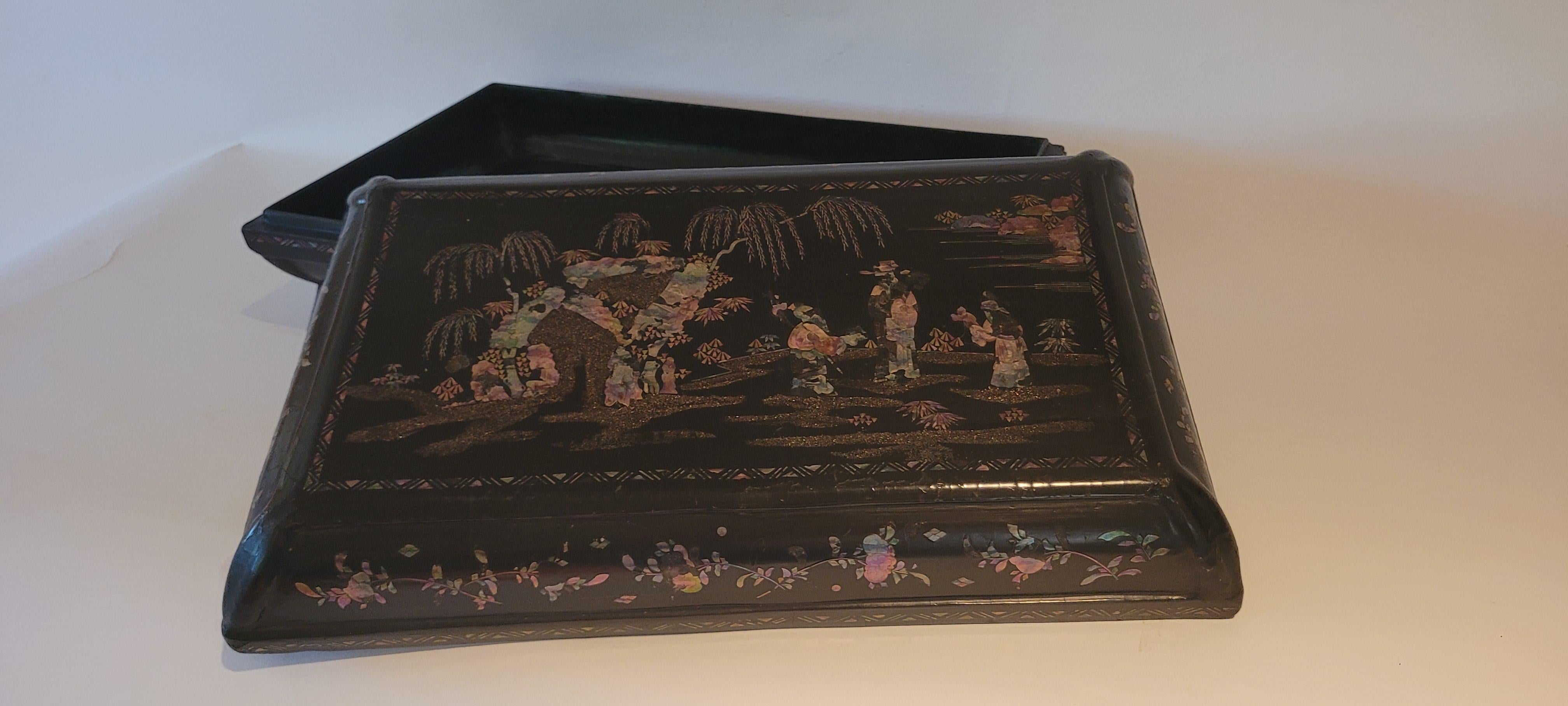 Black Lacquer Box with Mother of Pearl inlay - 18th Century For Sale 5