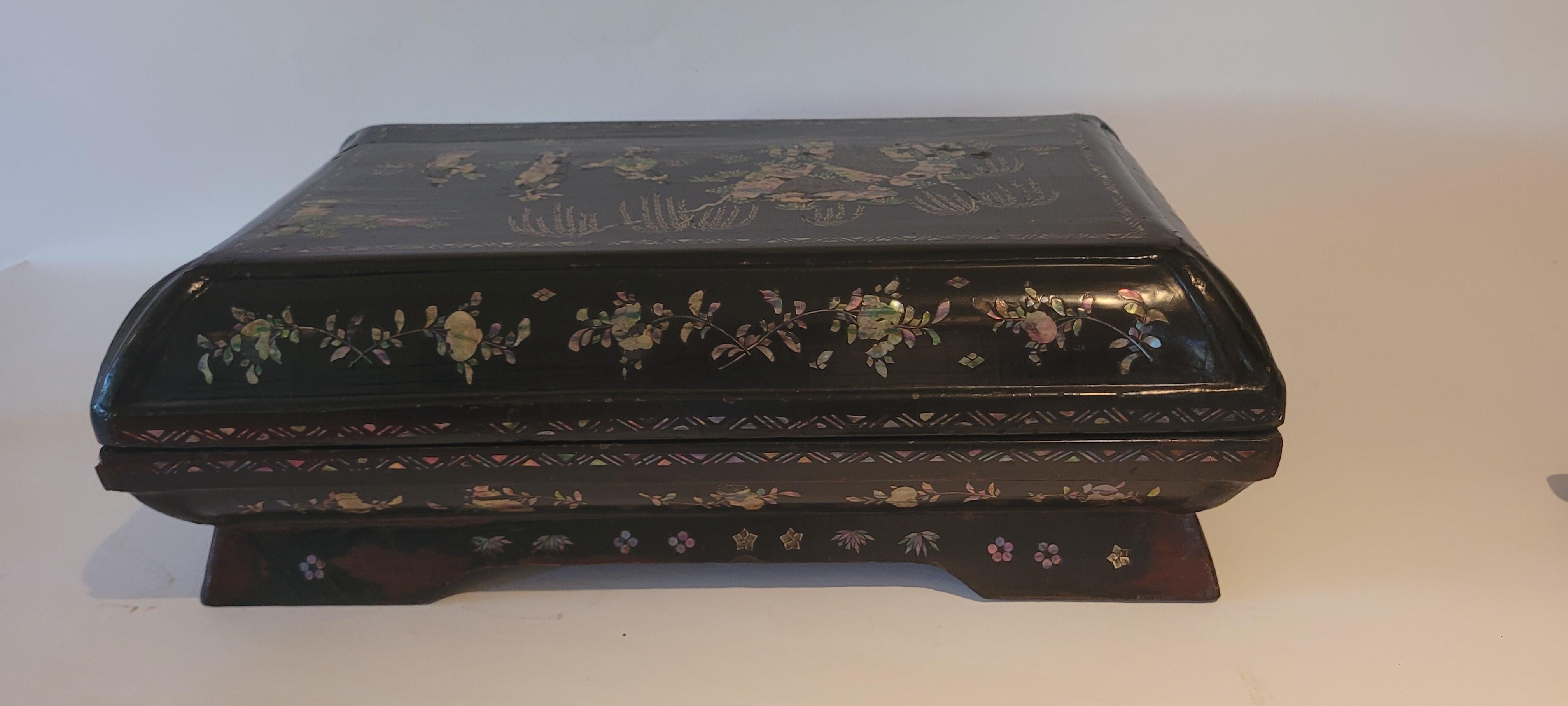 Black Lacquer Box with Mother of Pearl inlay - 18th Century For Sale 6