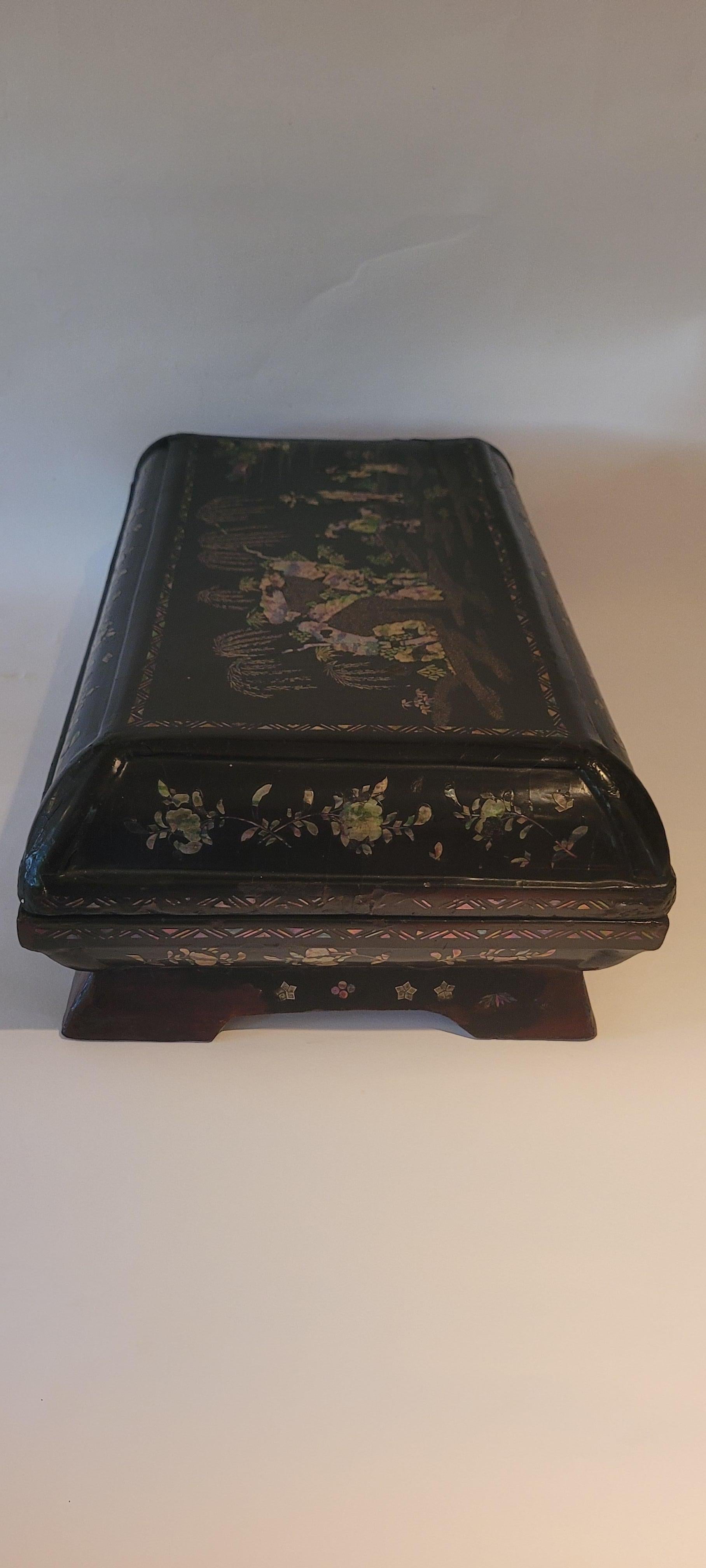 Black Lacquer Box with Mother of Pearl inlay - 18th Century For Sale 8