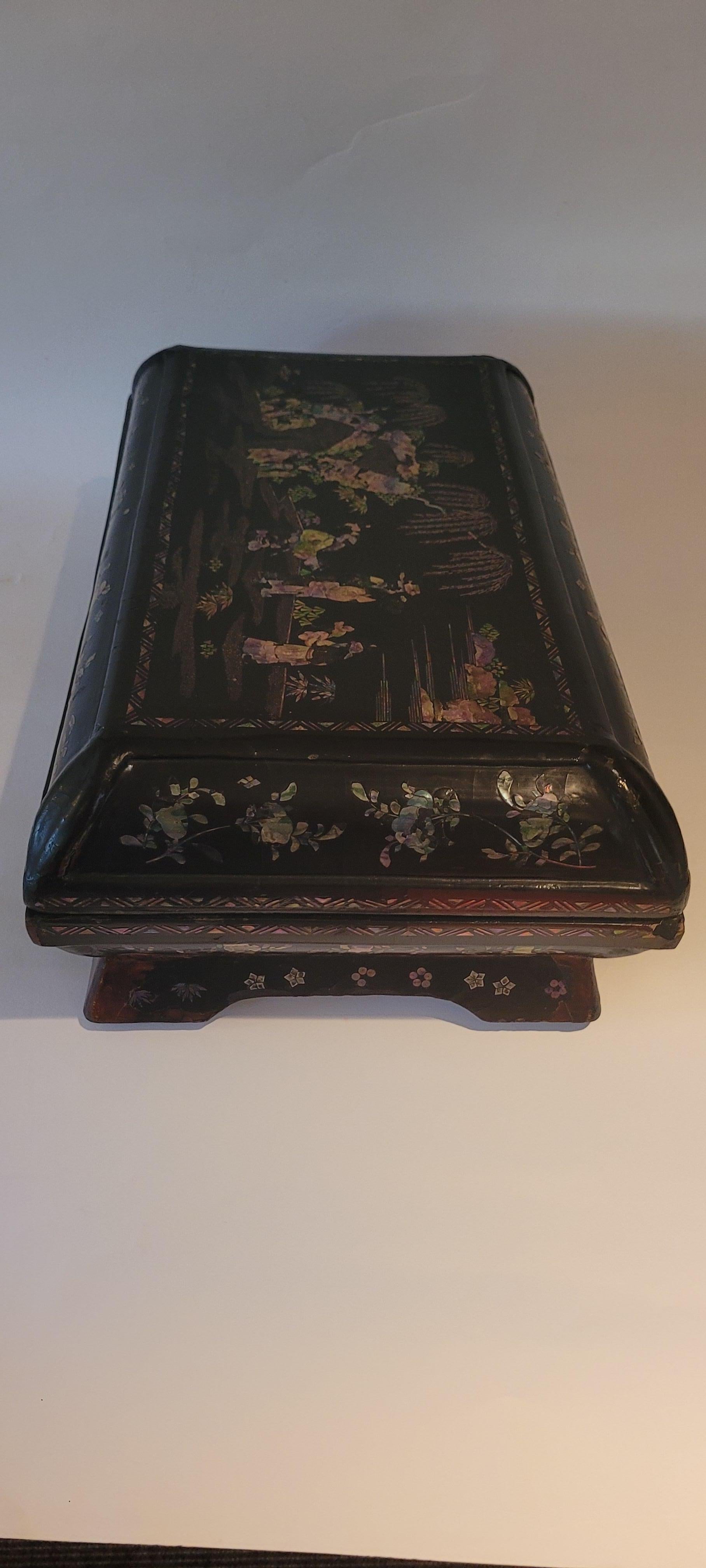 Black Lacquer Box with Mother of Pearl inlay - 18th Century For Sale 1