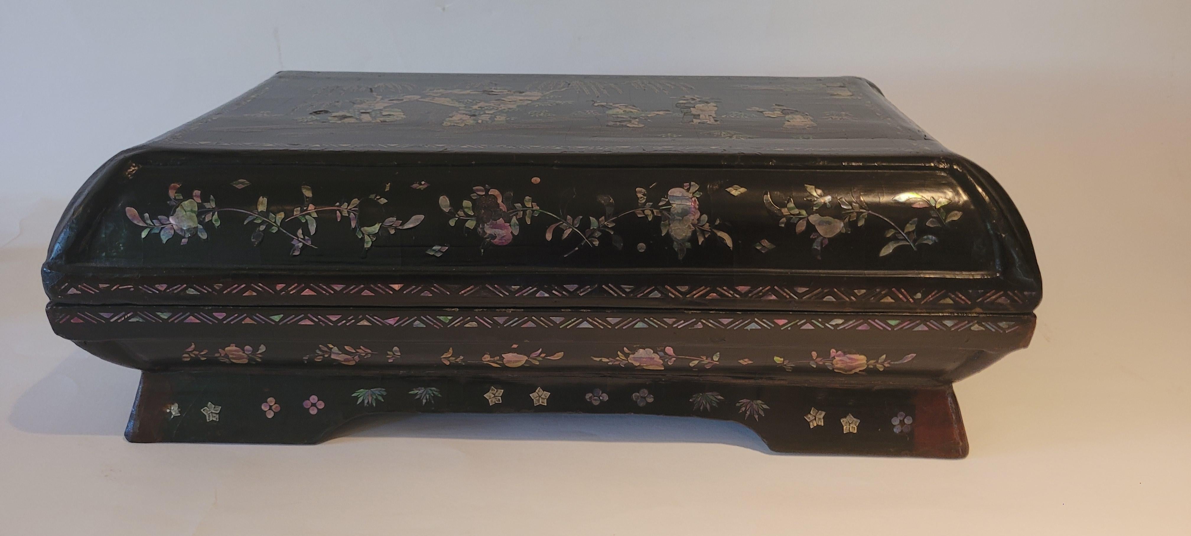 Black Lacquer Box with Mother of Pearl inlay - 18th Century For Sale 2