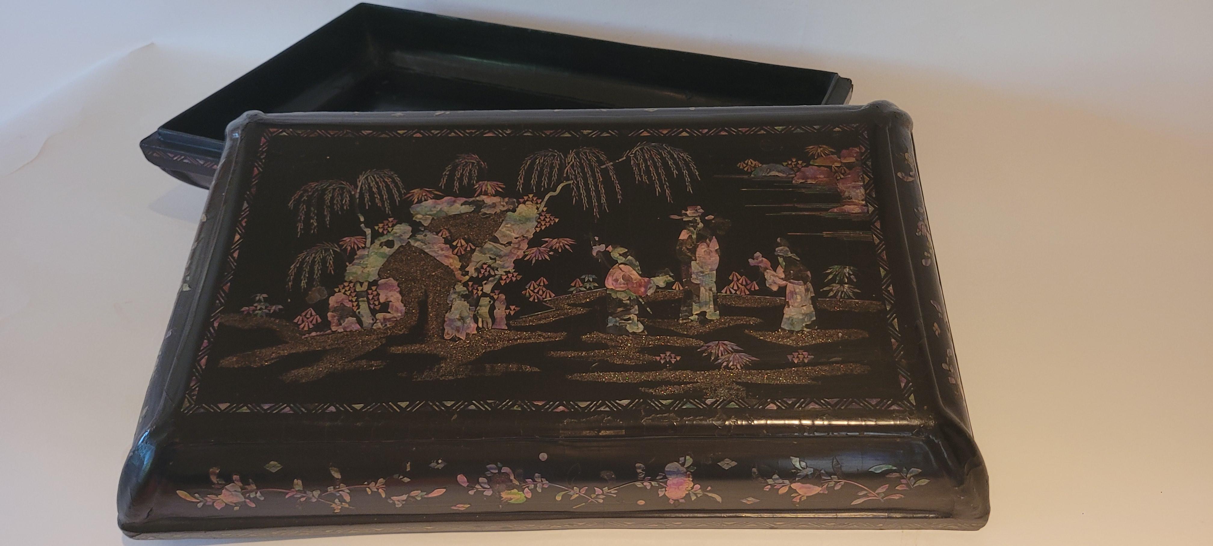 Black Lacquer Box with Mother of Pearl inlay - 18th Century For Sale 4