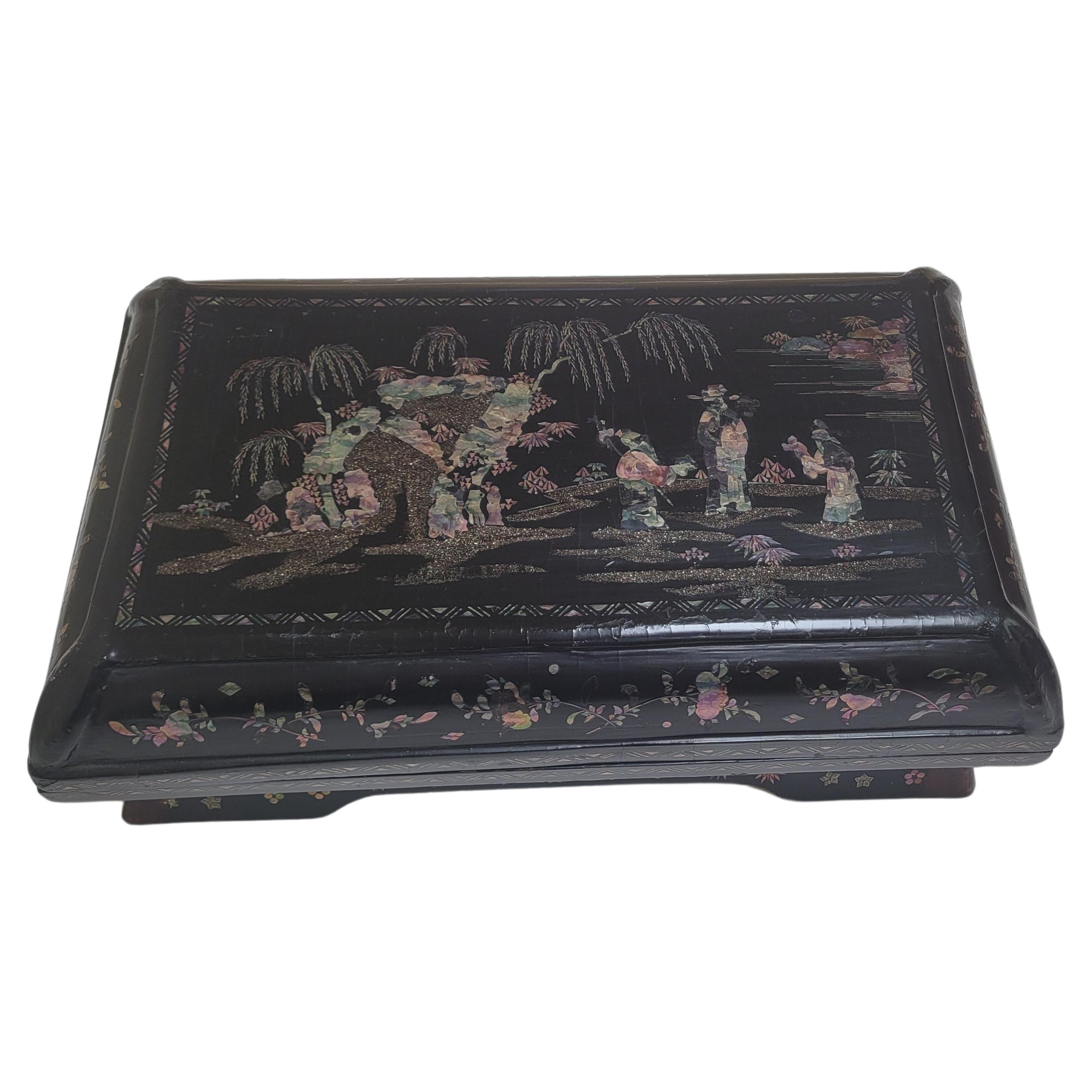 Black Lacquer Box with Mother of Pearl inlay - 18th Century For Sale