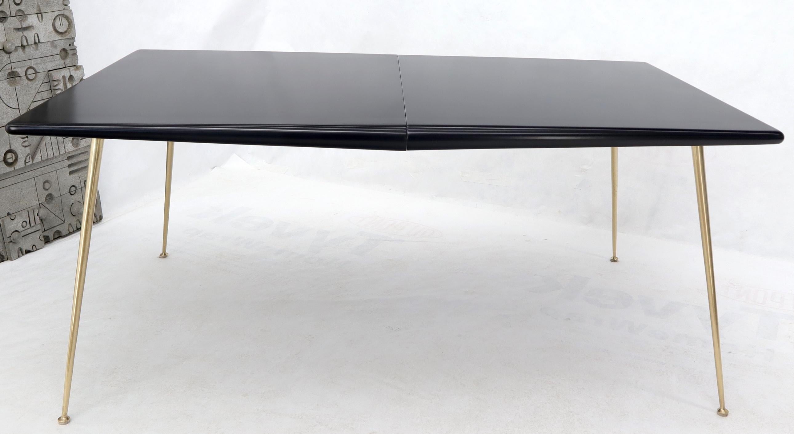 20ième siècle Table de salle à manger Gibbings à pieds en laiton laqué noir avec 1 plateau à rallonges en vente