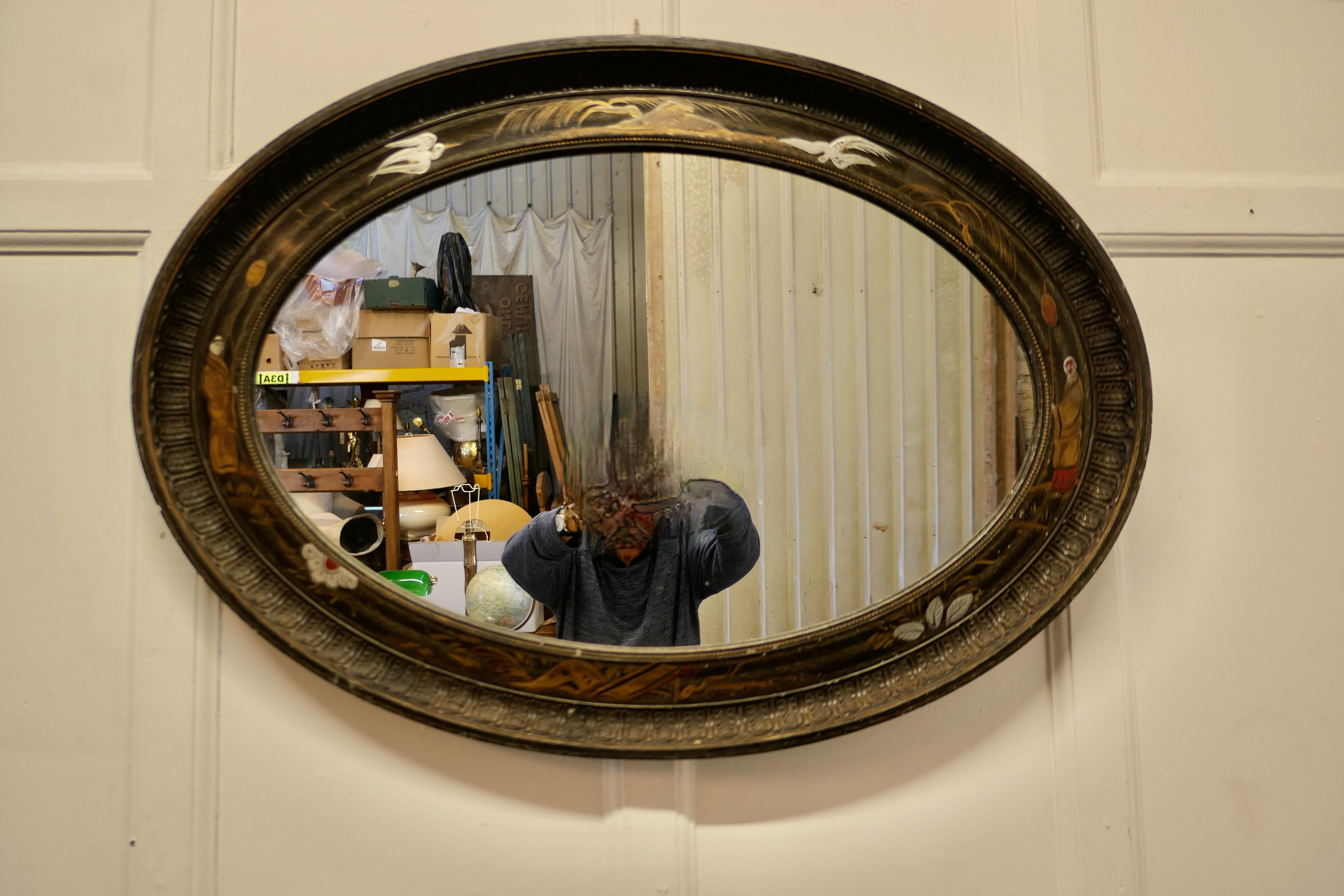 Miroir mural ovale sculpté en laque noire style chinoiseries 

Ce miroir de forme ovale présente un ravissant décor sculpté et peint de style chinois, avec des grues et des pêcheurs qui décorent le miroir.  fond sombre 
Le miroir est en bon état.
Il
