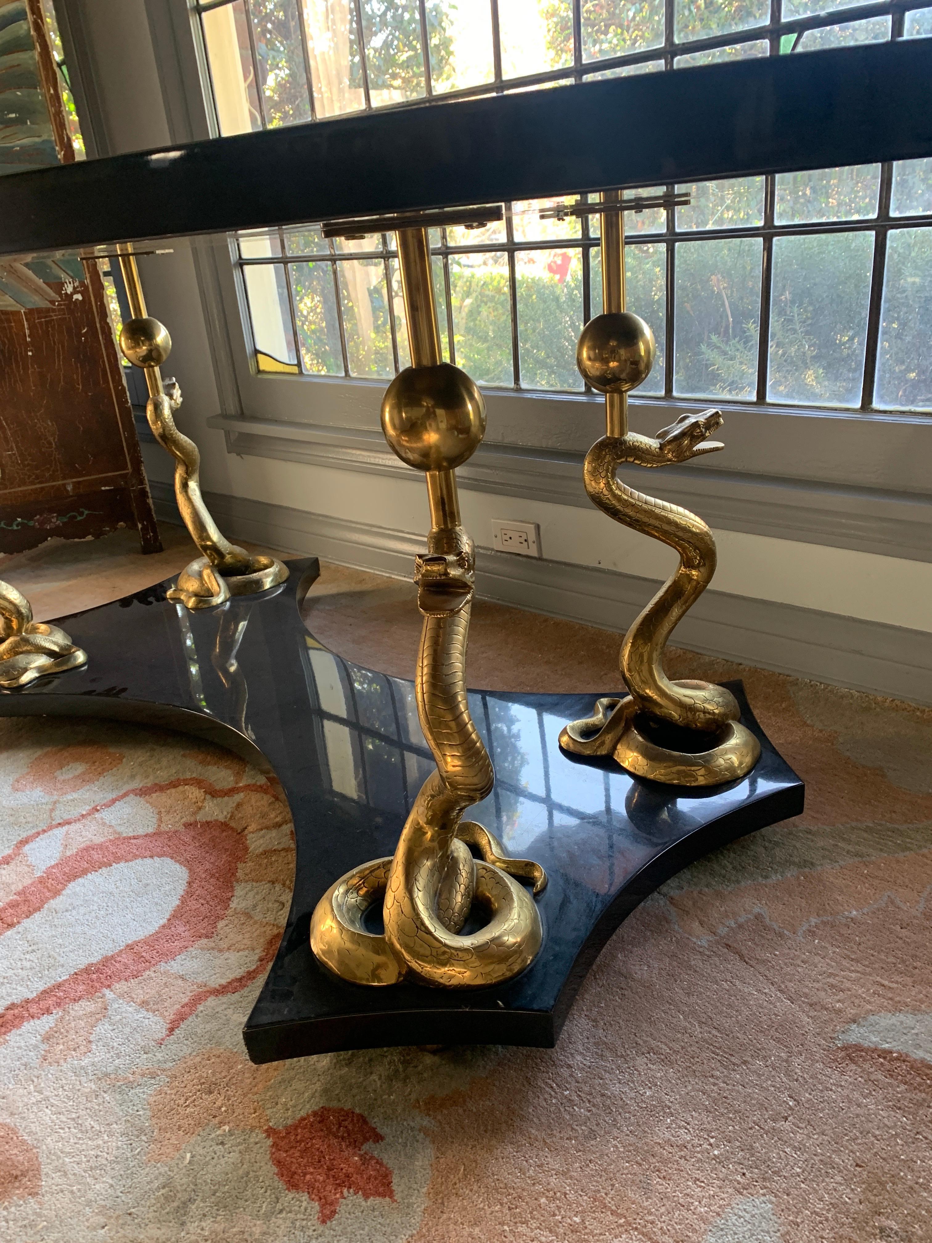 Mid-Century Modern Console ou table centrale ovale en laque noire Pieds en cobra doré D'après Salvador Dali en vente