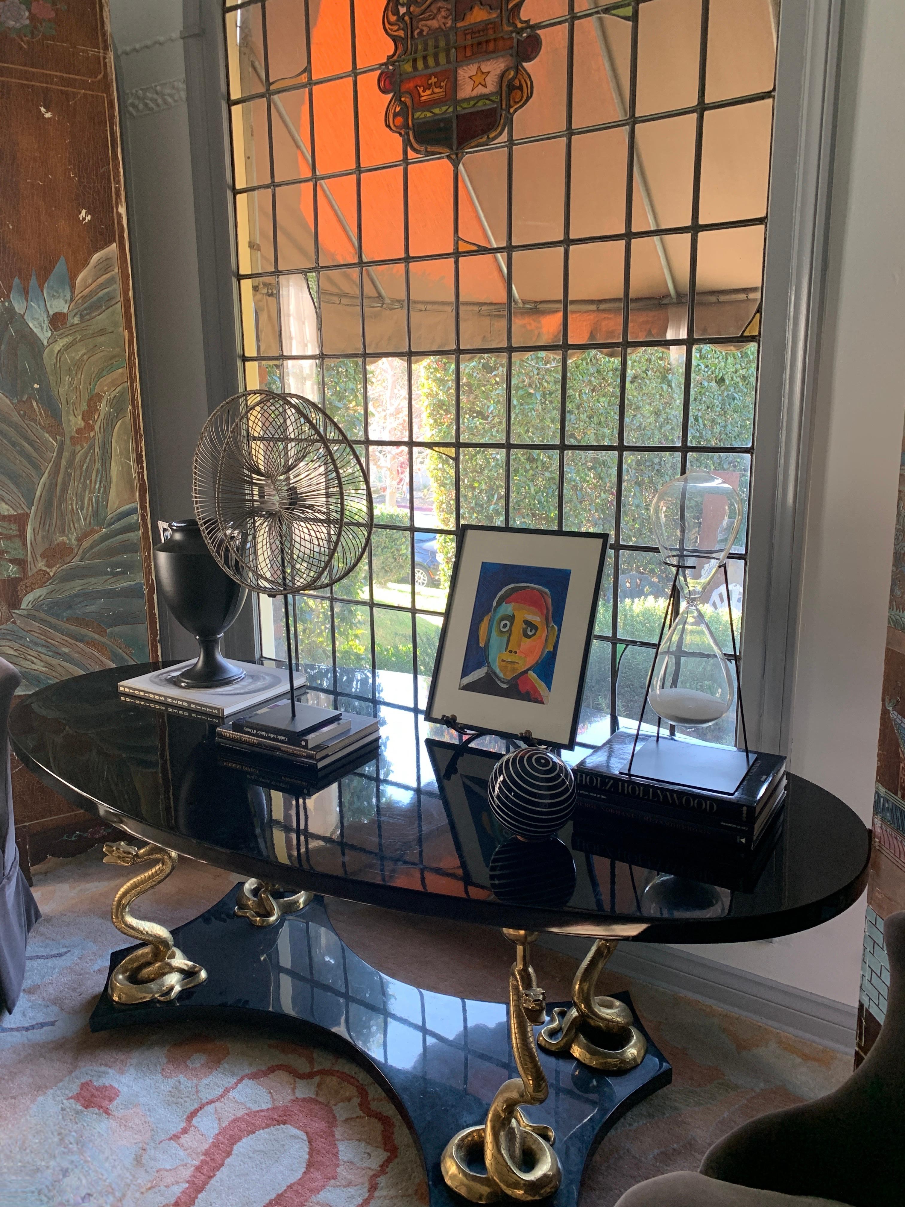 Poli Console ou table centrale ovale en laque noire Pieds en cobra doré D'après Salvador Dali en vente